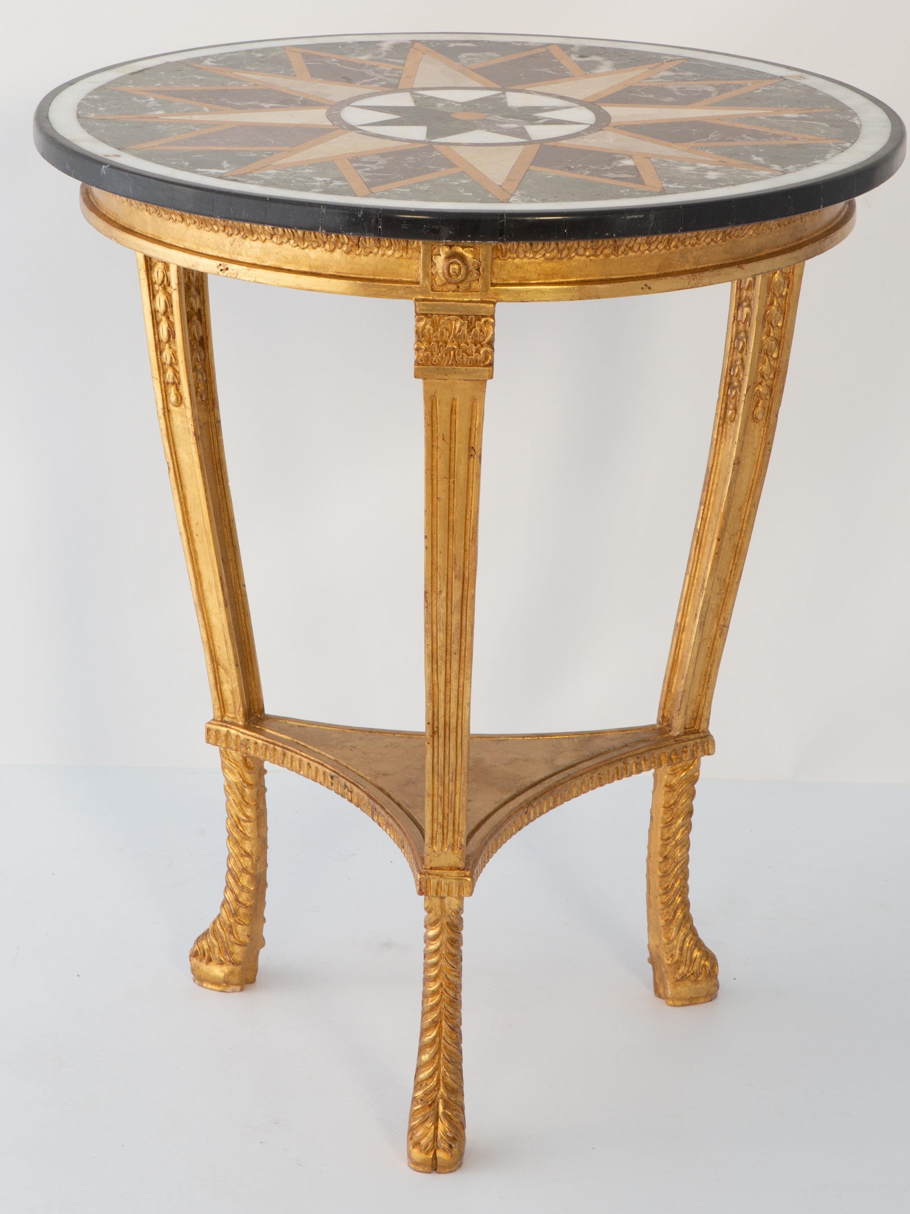 20ième siècle Table d'appoint en bois sculpté et doré Gueridon avec plateau en Pietra Dura en vente