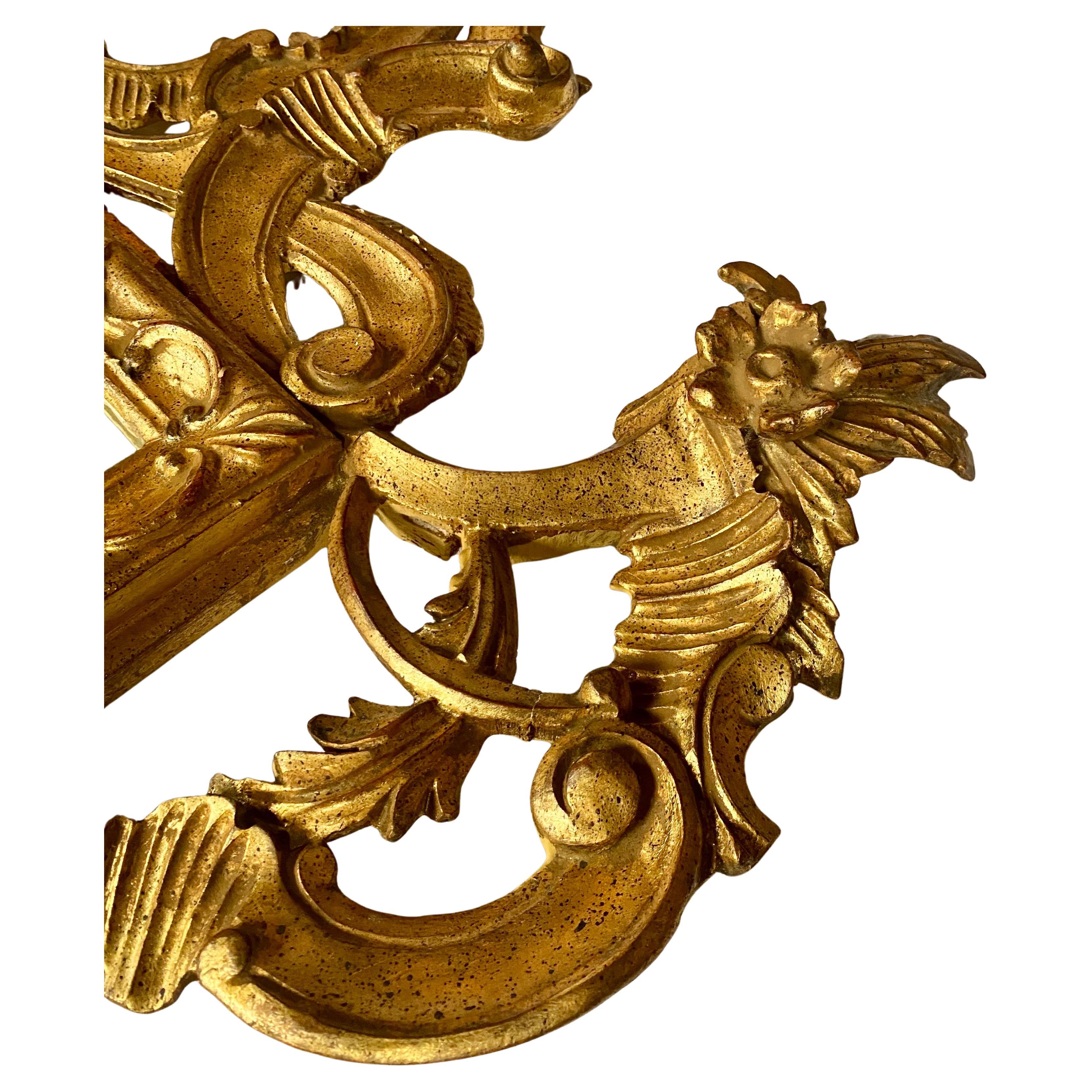 Geschnitzter Spiegel aus Giltwood im italienischen Rokoko-Stil (Mitte des 20. Jahrhunderts) im Angebot