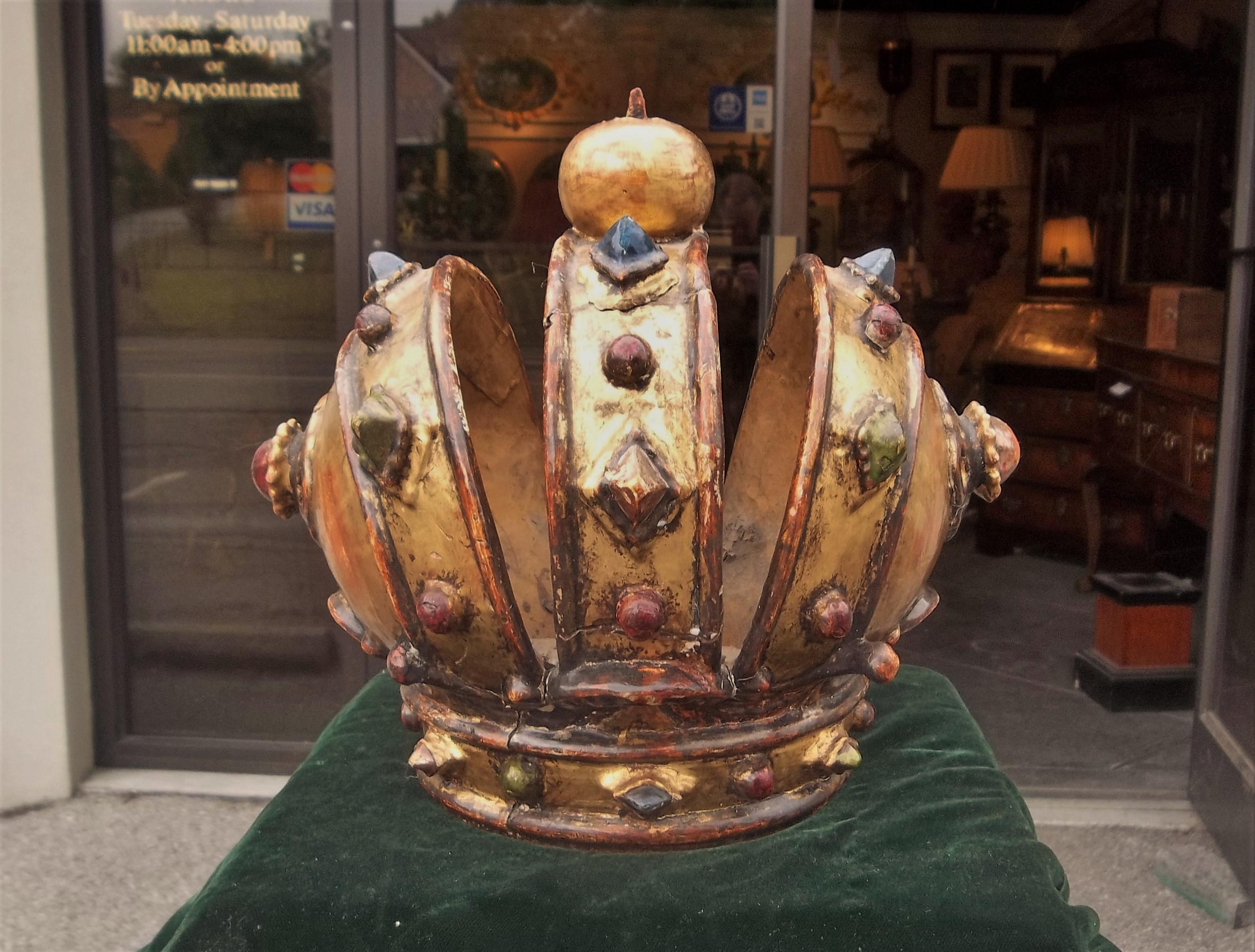 Carved Giltwood Jeweled Crown Altar Fragment In Good Condition In Nashville, TN