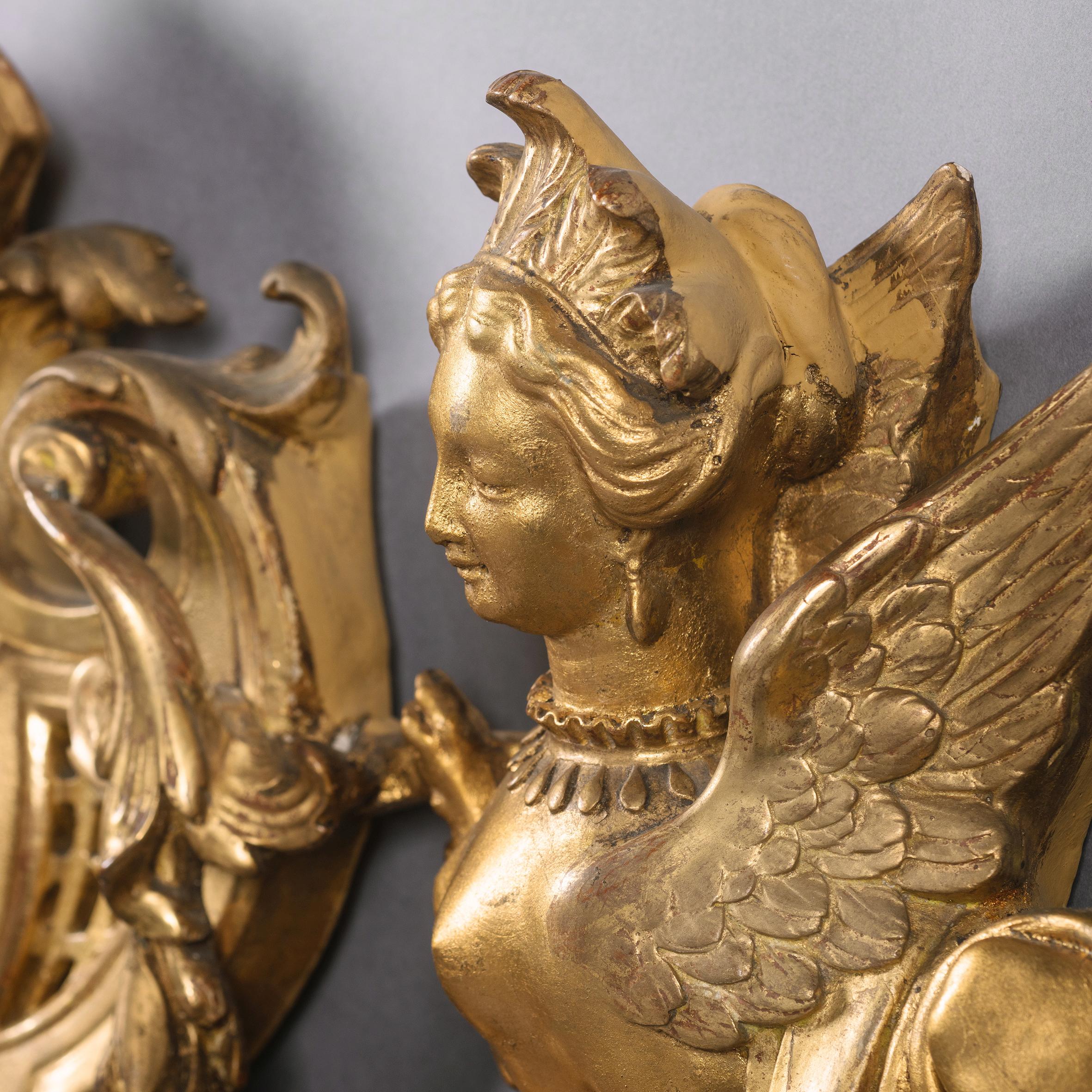 Miroir à cadre marginal de style Louis XIV en bois doré sculpté.

Ce miroir en bois doré et gesso finement sculpté présente une plaque de miroir ovale dans un entourage perlé, encadrée par des plaques de miroir marginales finement gravées, dans un