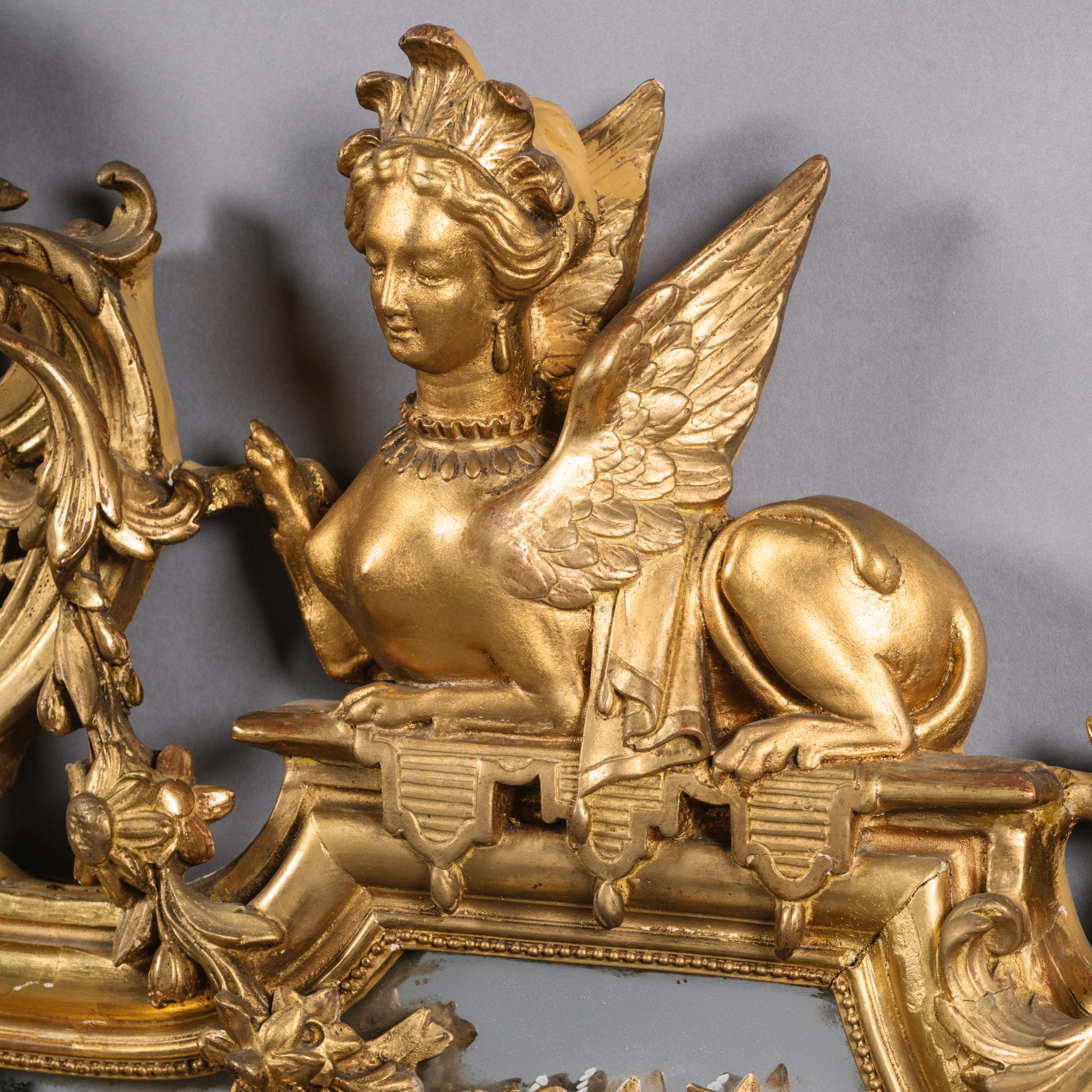 Français Miroir à cadre marginal en bois doré sculpté en vente