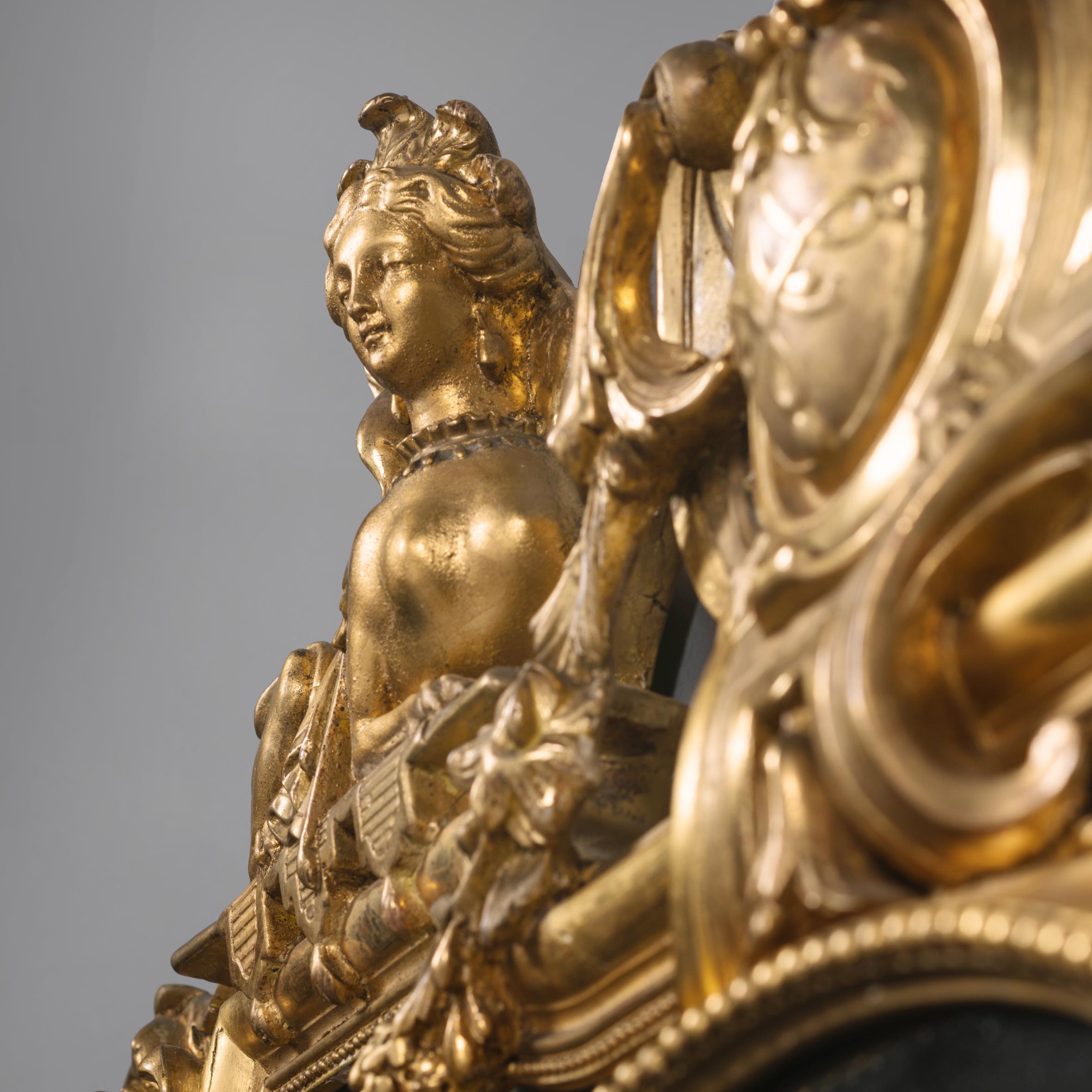 Sculpté Miroir à cadre marginal en bois doré sculpté en vente