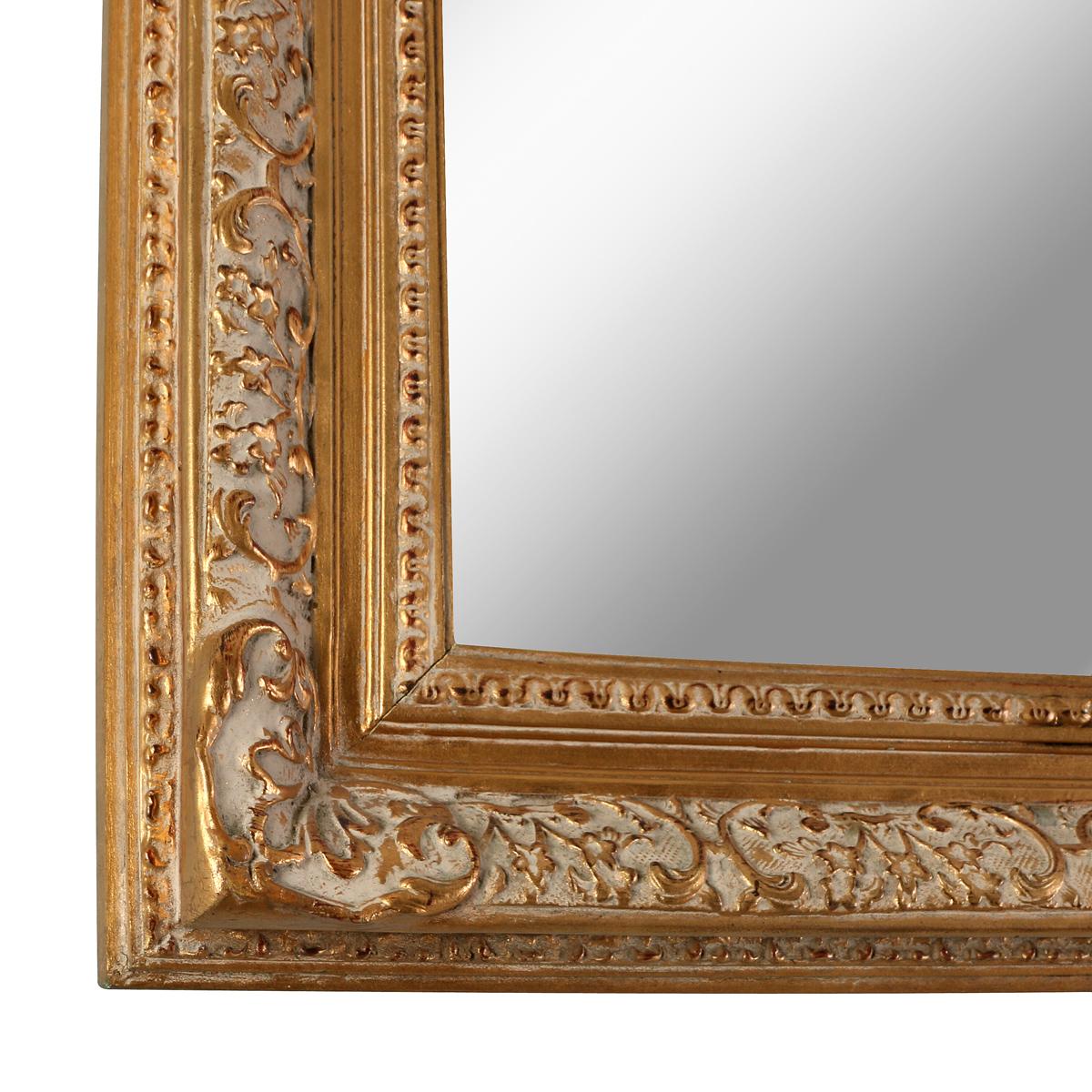 Miroir en bois doré avec de jolies décorations sculptées entre les moulures intérieures et extérieures.  Le cadre intérieur sculpté n'est que partiellement doré, révélant la peinture de base inférieure appliquée avant le feuilletage. Cela confère au