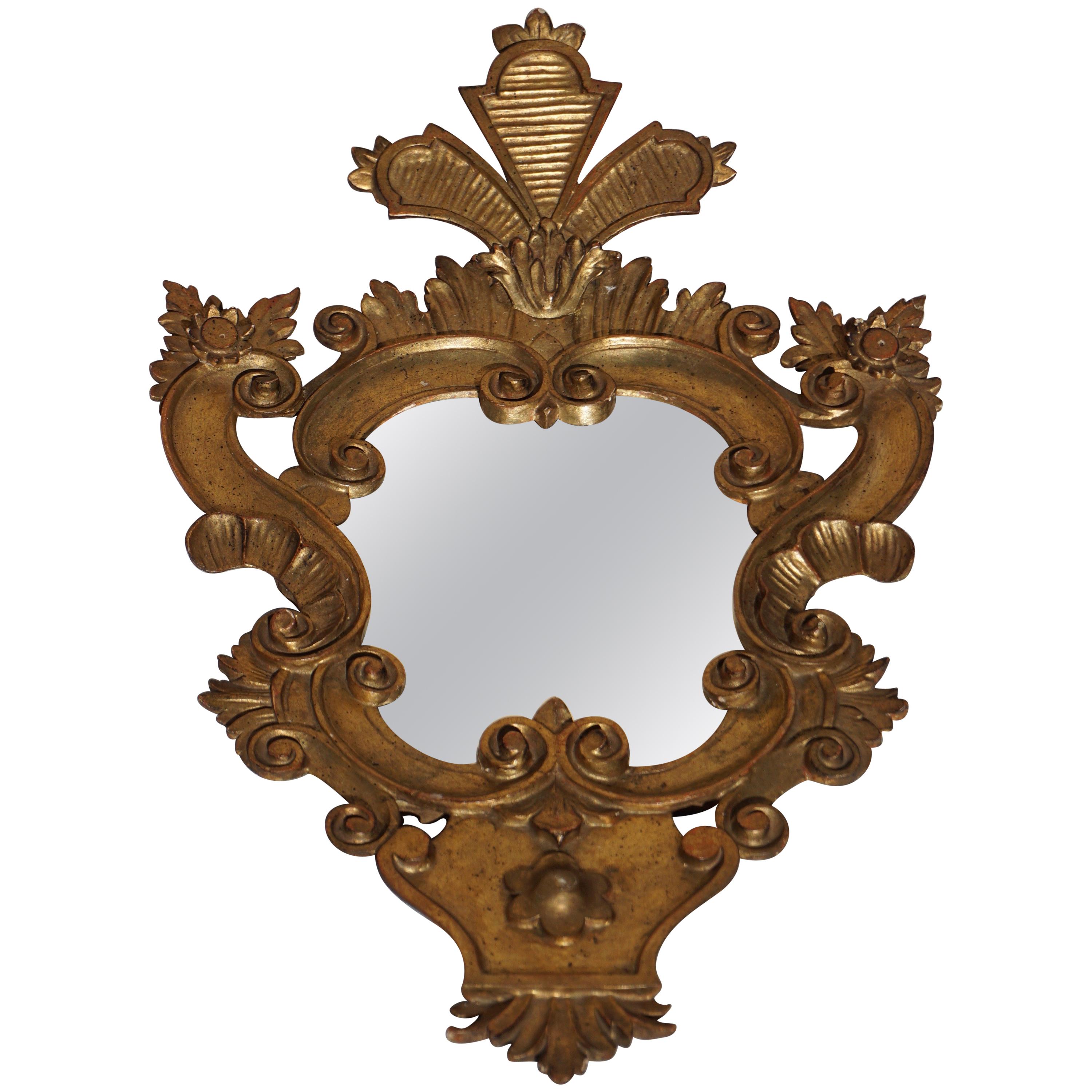 Miroir en bois doré sculpté en vente