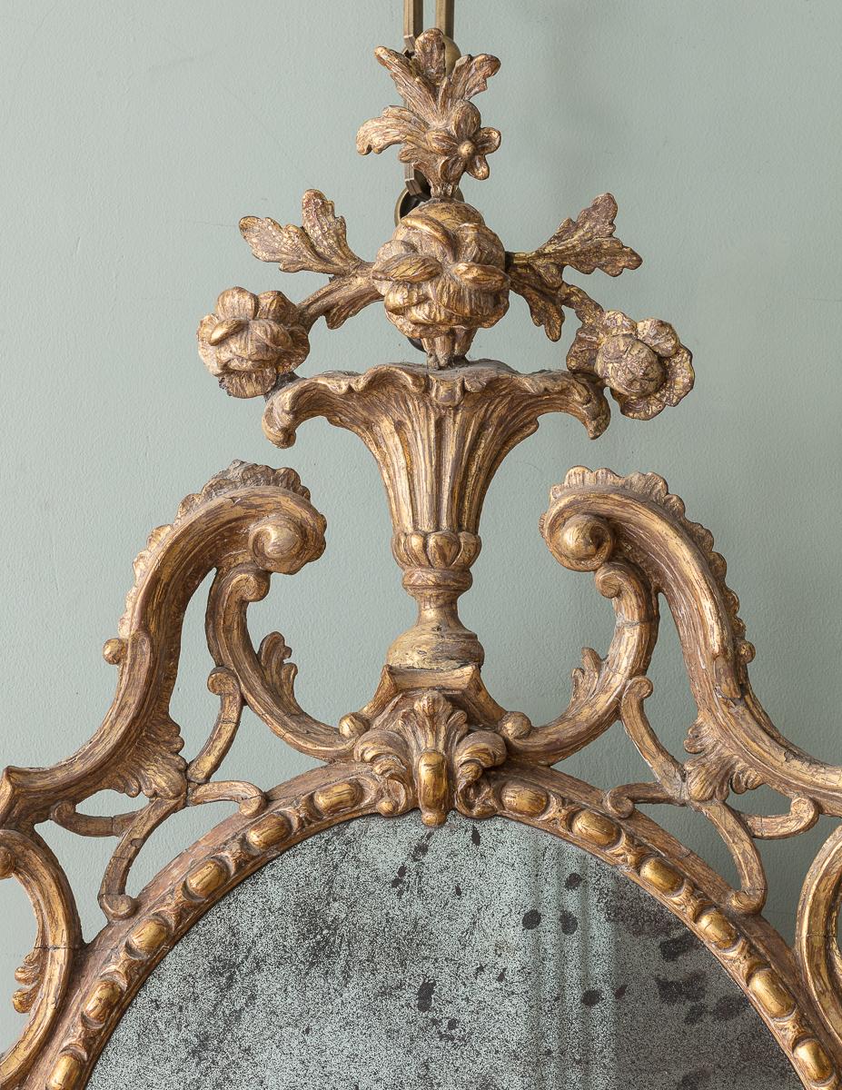 Specchio ovale in legno dorato intagliato della metà o della fine del XVIII secolo alla maniera di Linnell, 1765 ca.

Informazioni aggiuntive:
Dimensioni: Altezza: 125 cm, 4 piedi e 2″
Larghezza: 60 cm, 2 piedi