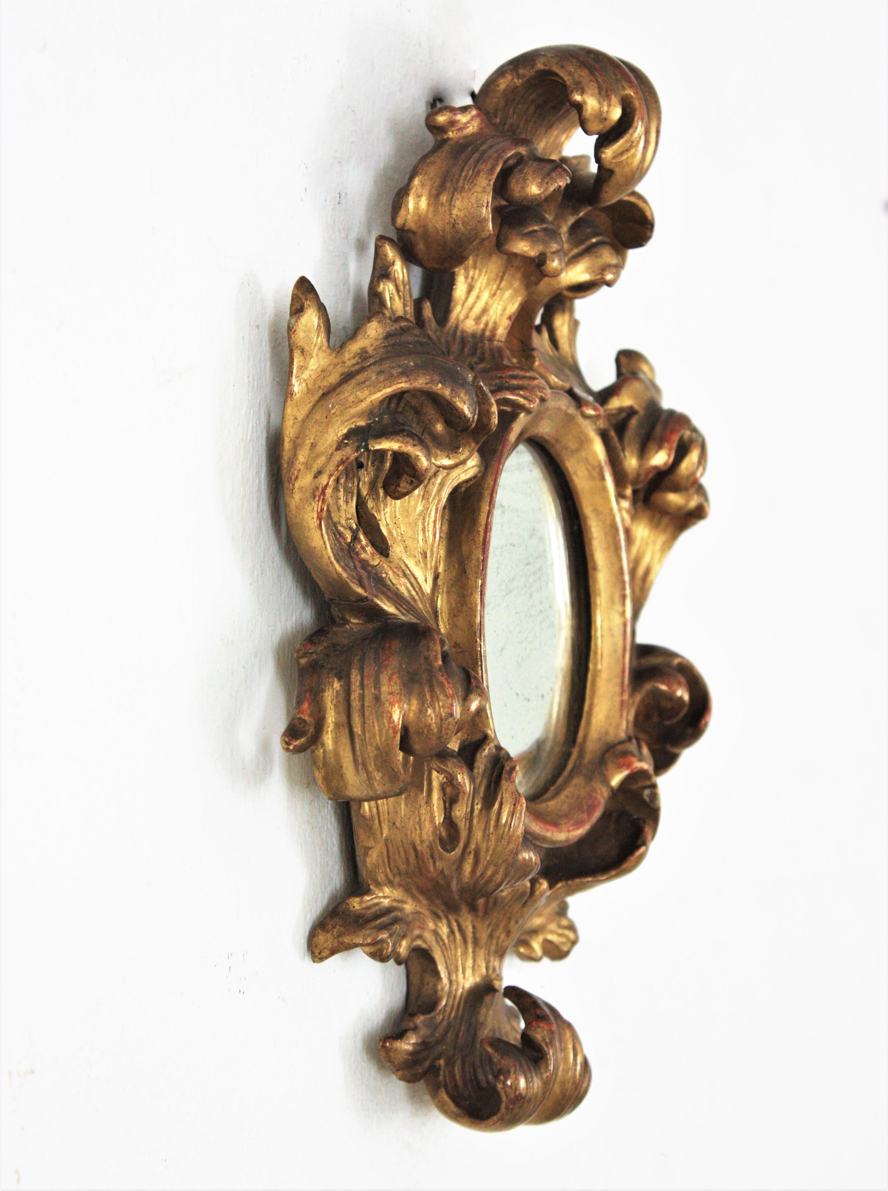 Spanish Rococo Carved Giltwood Mini Sized Mirror with Crest In Good Condition For Sale In Barcelona, ES