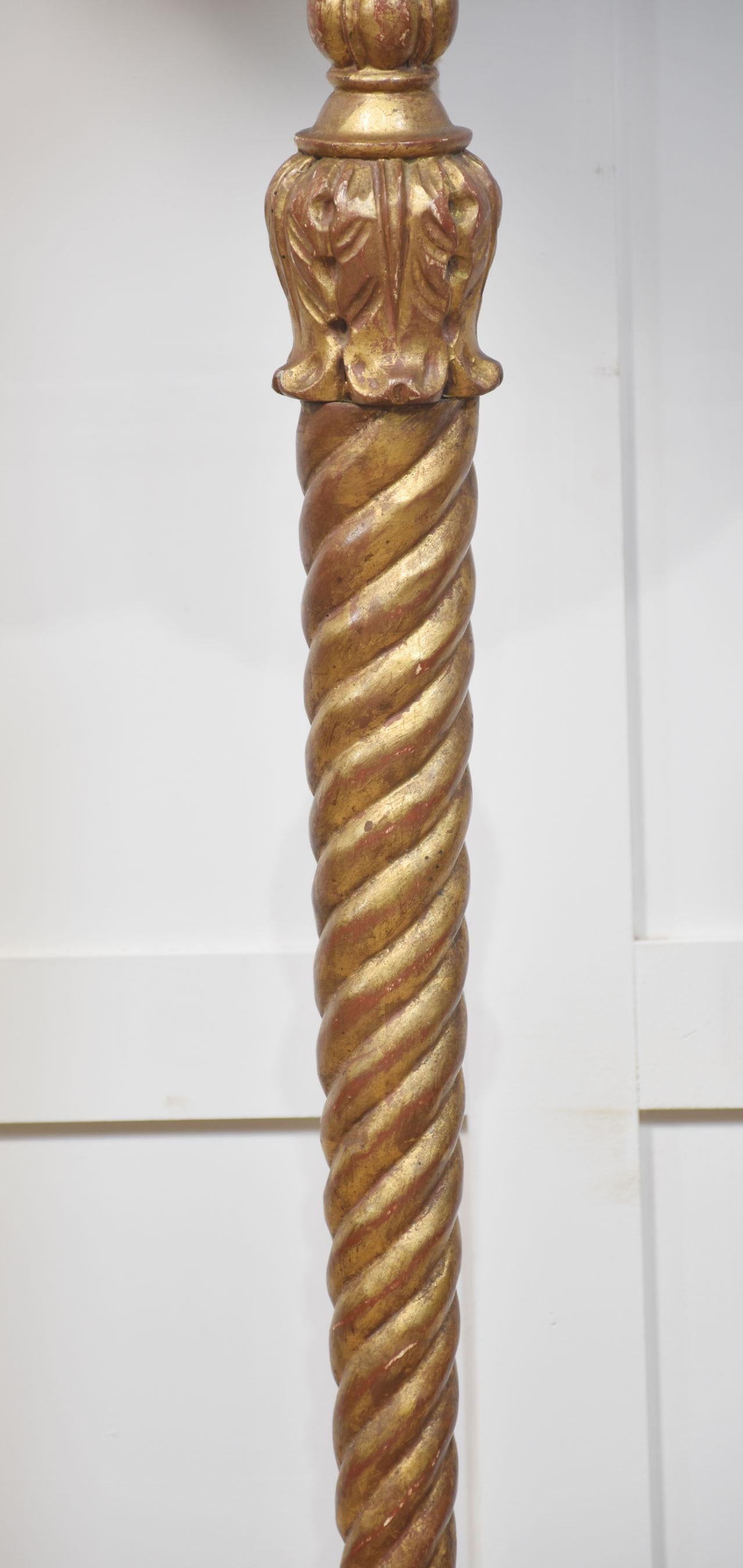 Britannico Lampada standard in legno dorato intagliato in vendita