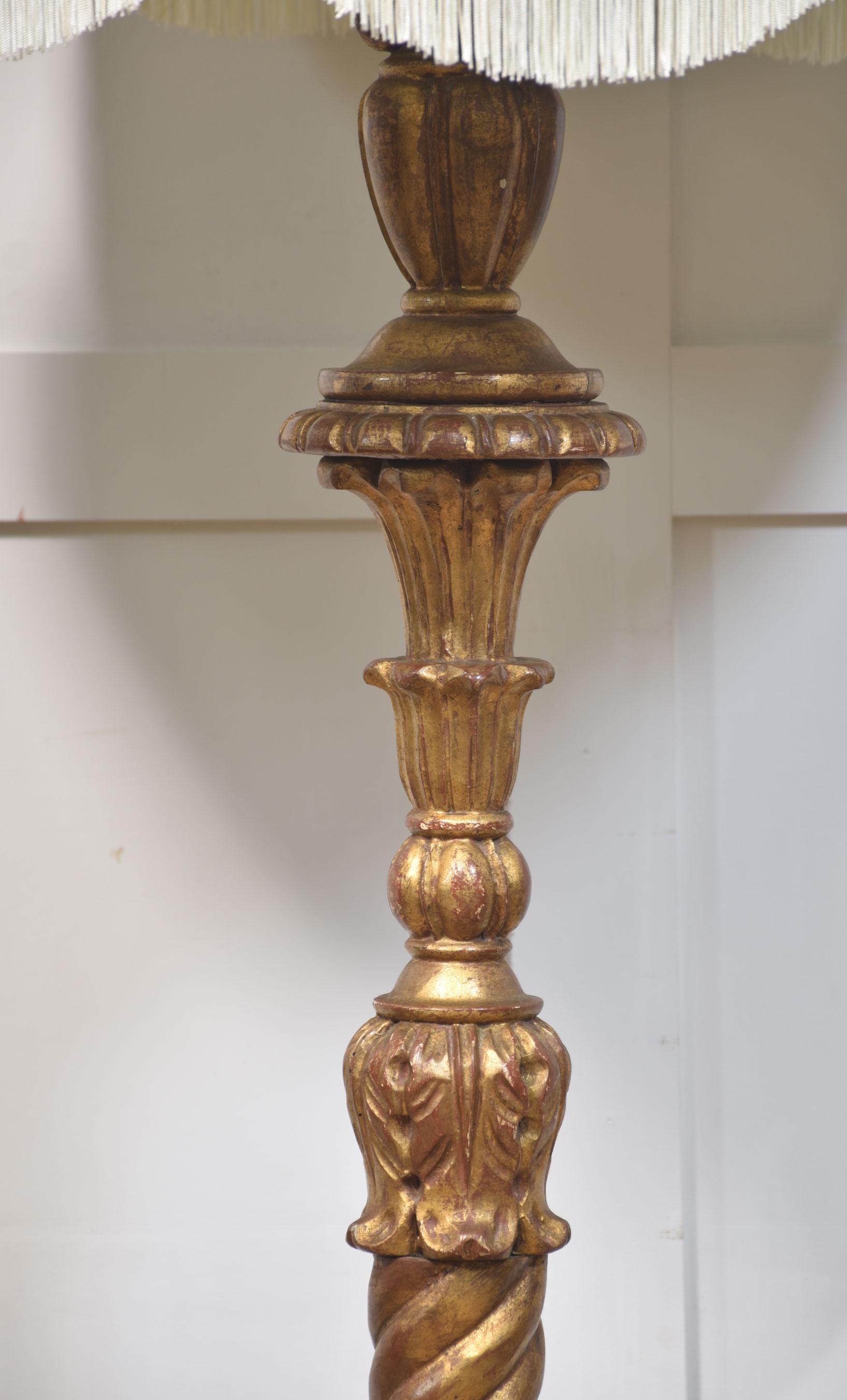 Lampada standard in legno dorato intagliato In condizioni buone in vendita a Cheshire, GB