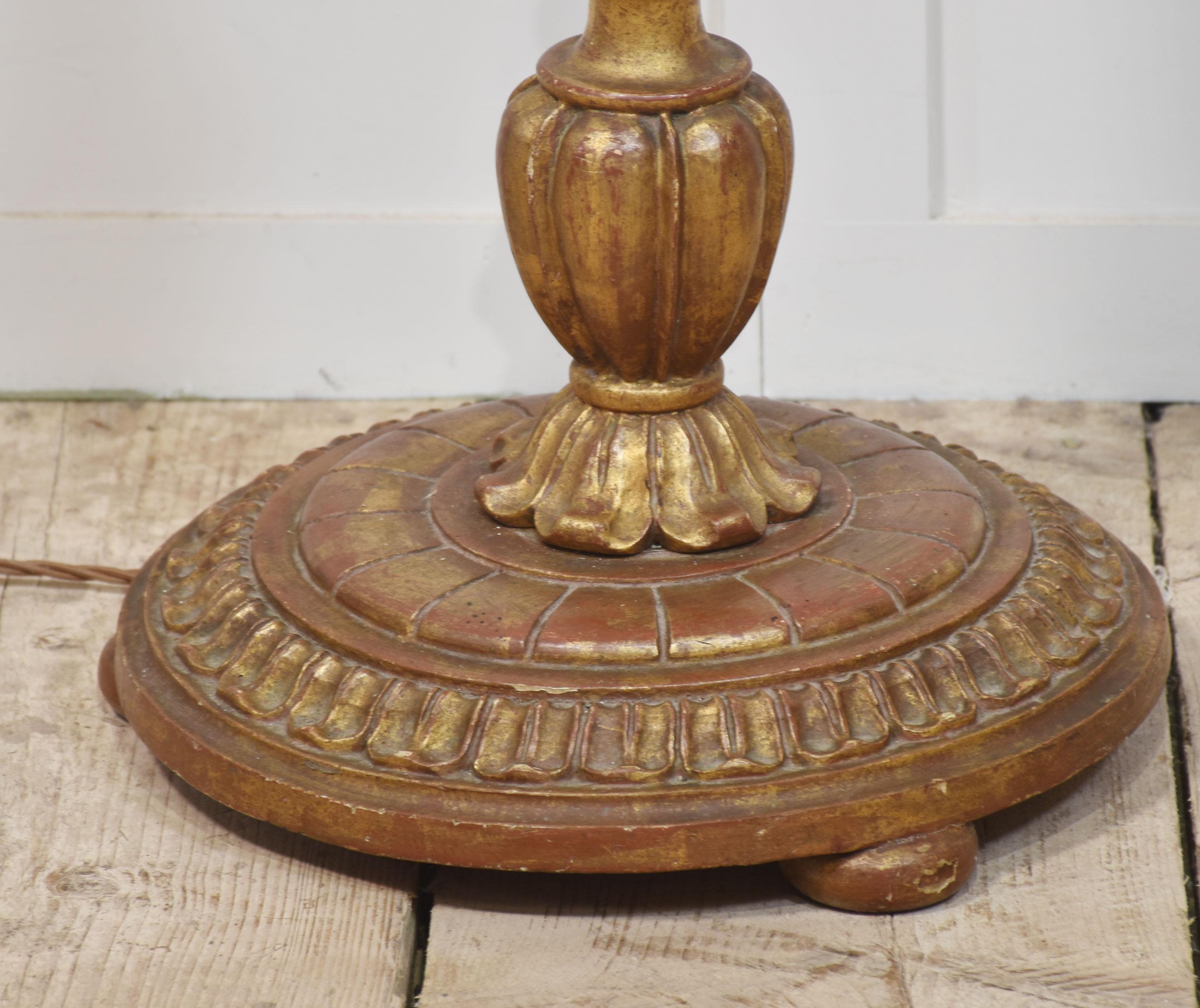 XX secolo Lampada standard in legno dorato intagliato in vendita