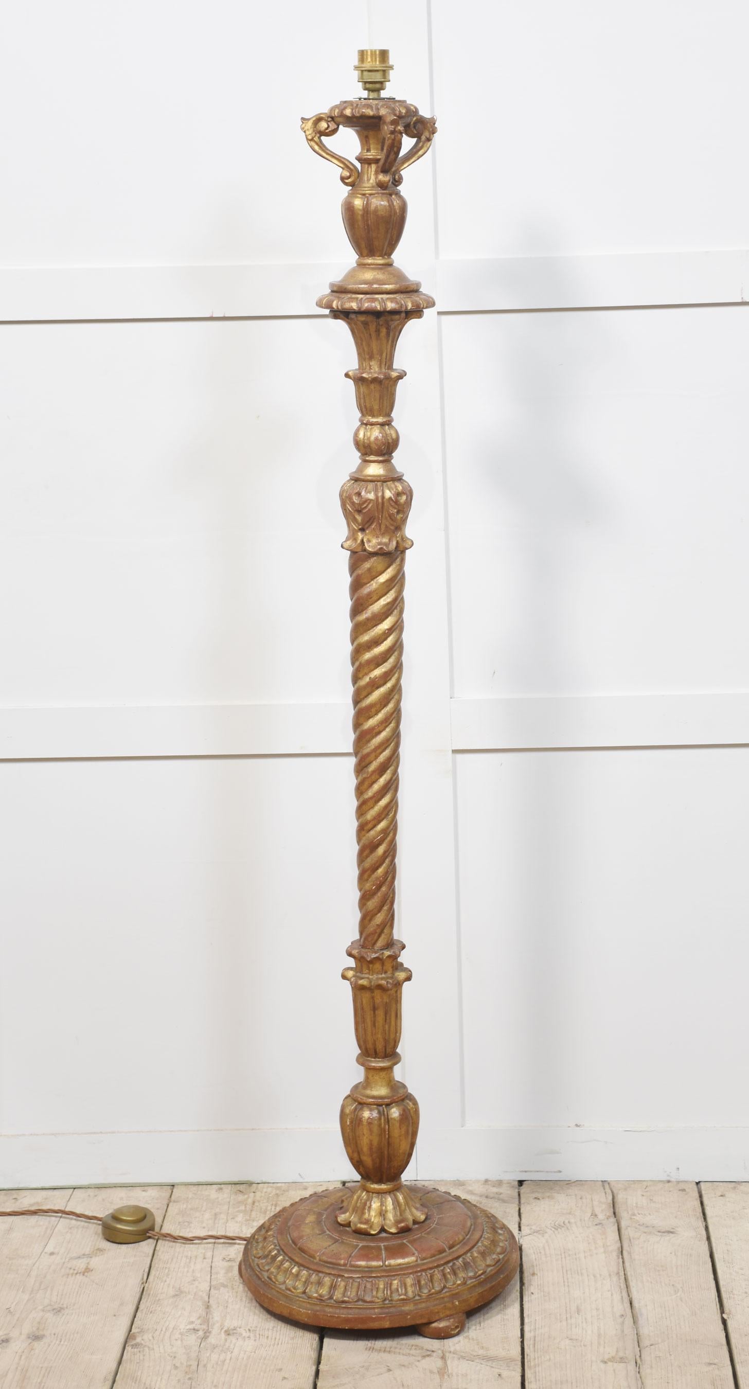 Legno dorato Lampada standard in legno dorato intagliato in vendita
