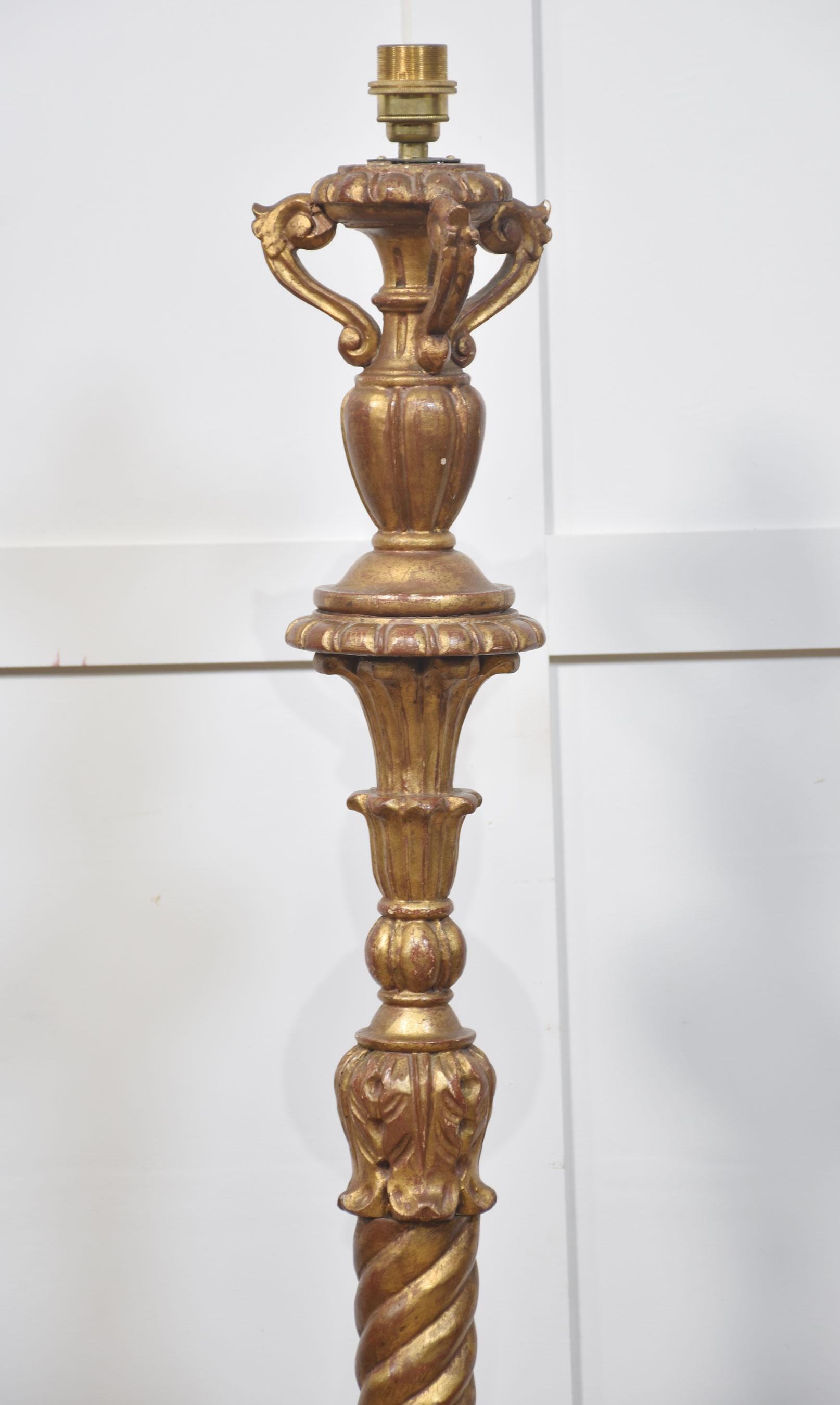 Lampada standard in legno dorato intagliato in vendita 1