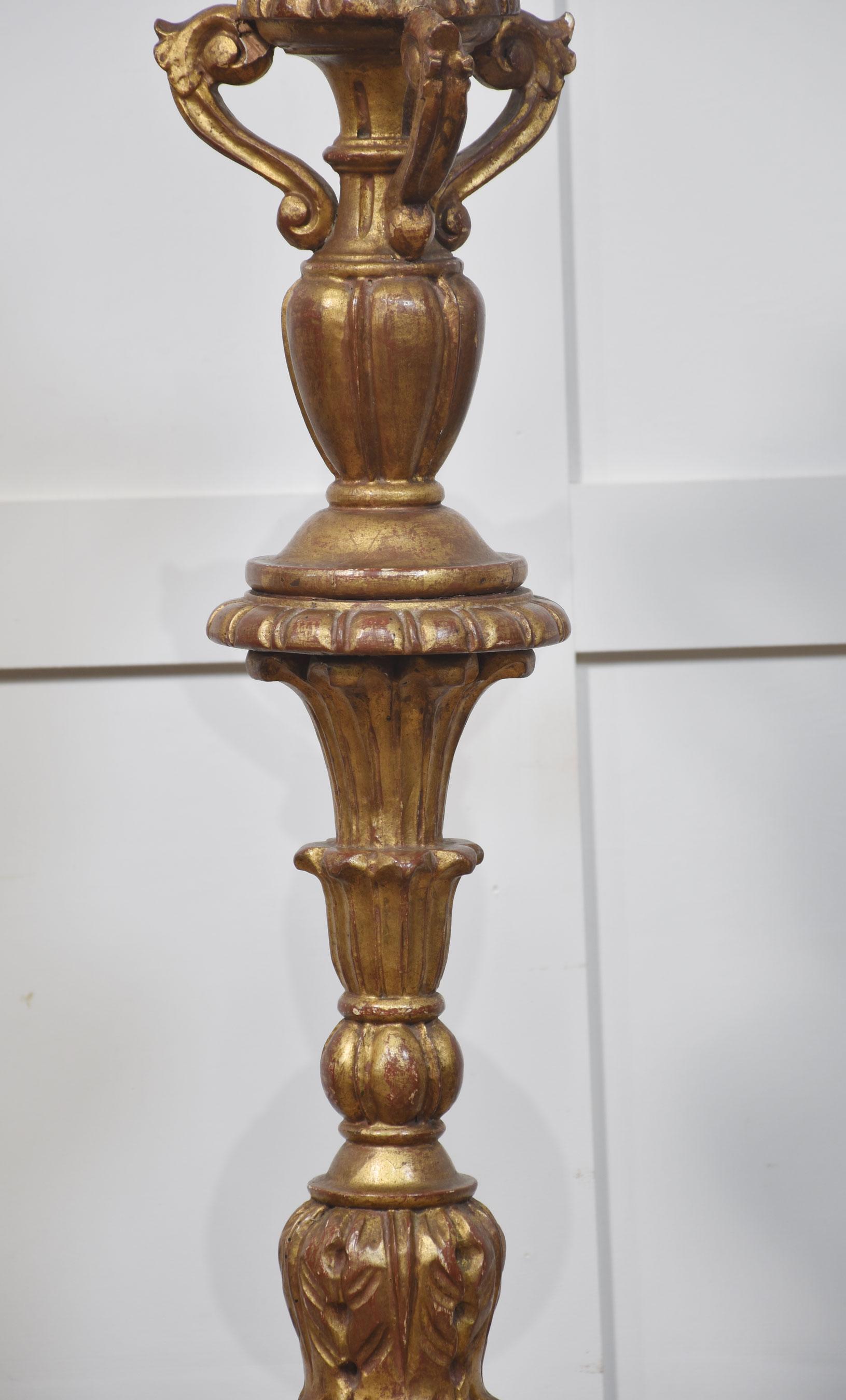 Lampada standard in legno dorato intagliato in vendita 2
