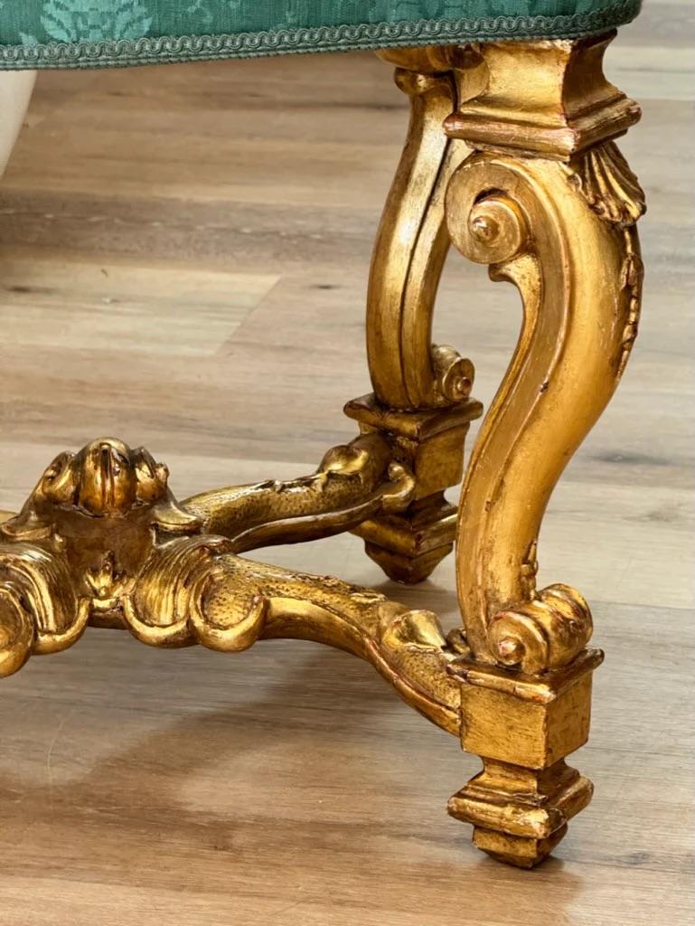 XVIIIe siècle et antérieur Tabouret en bois doré sculpté avec assise en damas de soie, 18ème siècle en vente