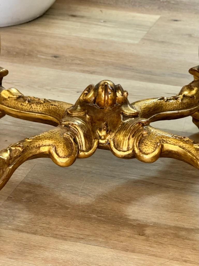 Soie Tabouret en bois doré sculpté avec assise en damas de soie, 18ème siècle en vente
