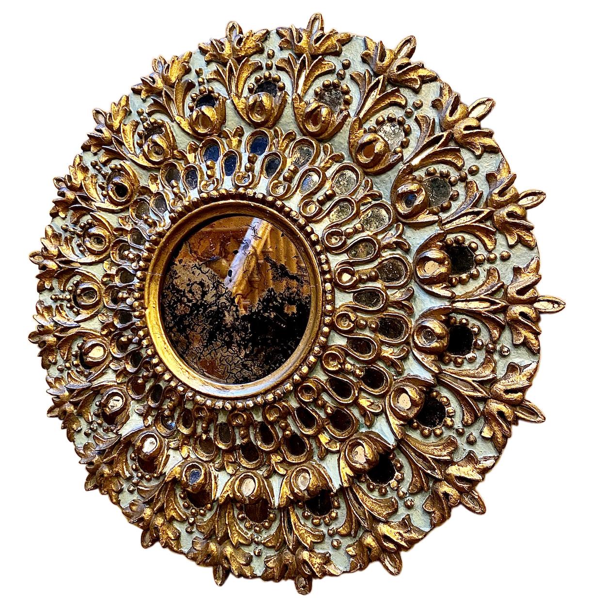 Specchio italiano policromo a foglie d'argento del 1940 circa con inserti a specchio e patina originale.

Misure:
Diametro: 23,75
Profondità: 2.25