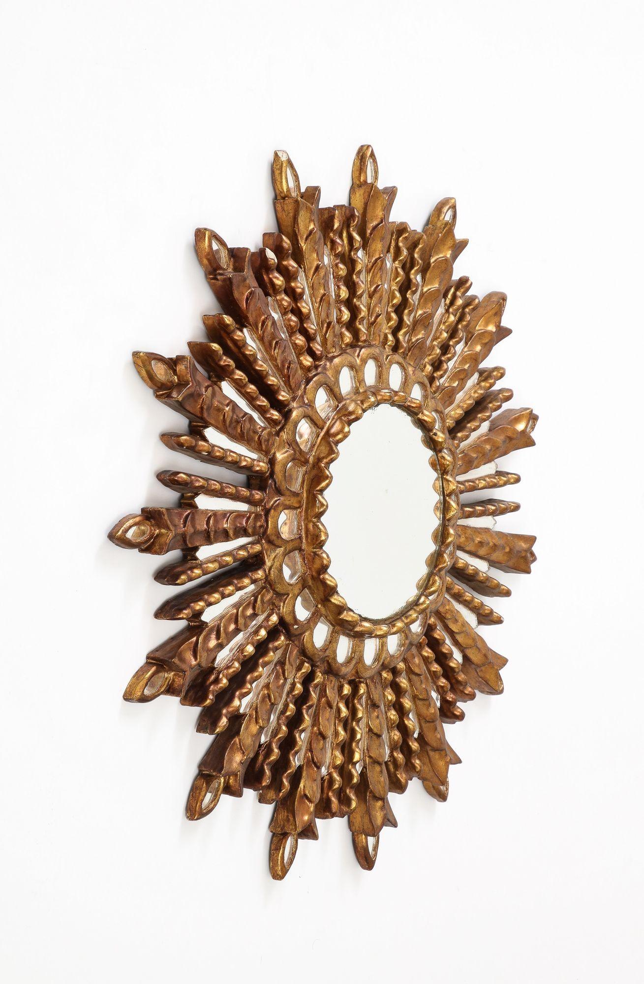 Geschnitzter Sonnenschliff-Spiegel aus Giltwood im Zustand „Gut“ im Angebot in New York, NY
