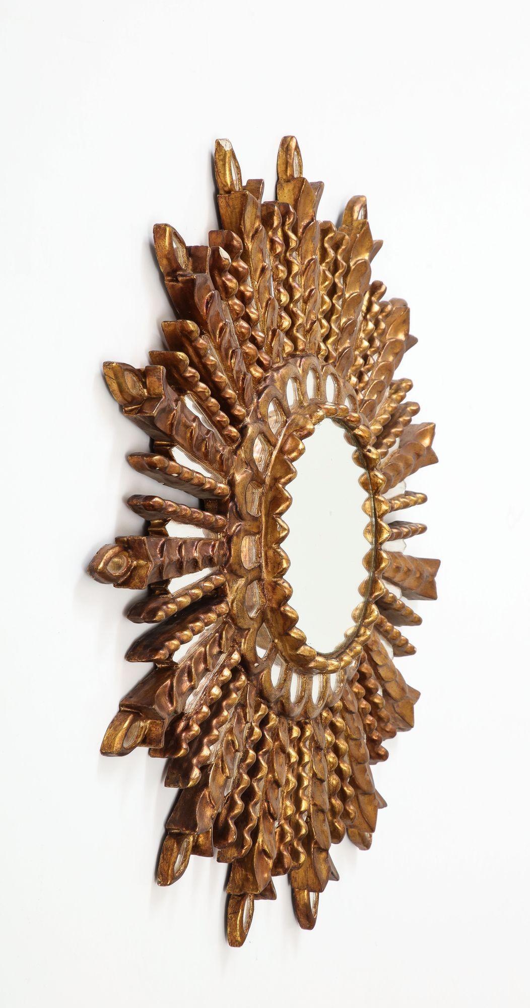 Miroir Sunburst en bois sculpté et doré Bon état - En vente à New York, NY