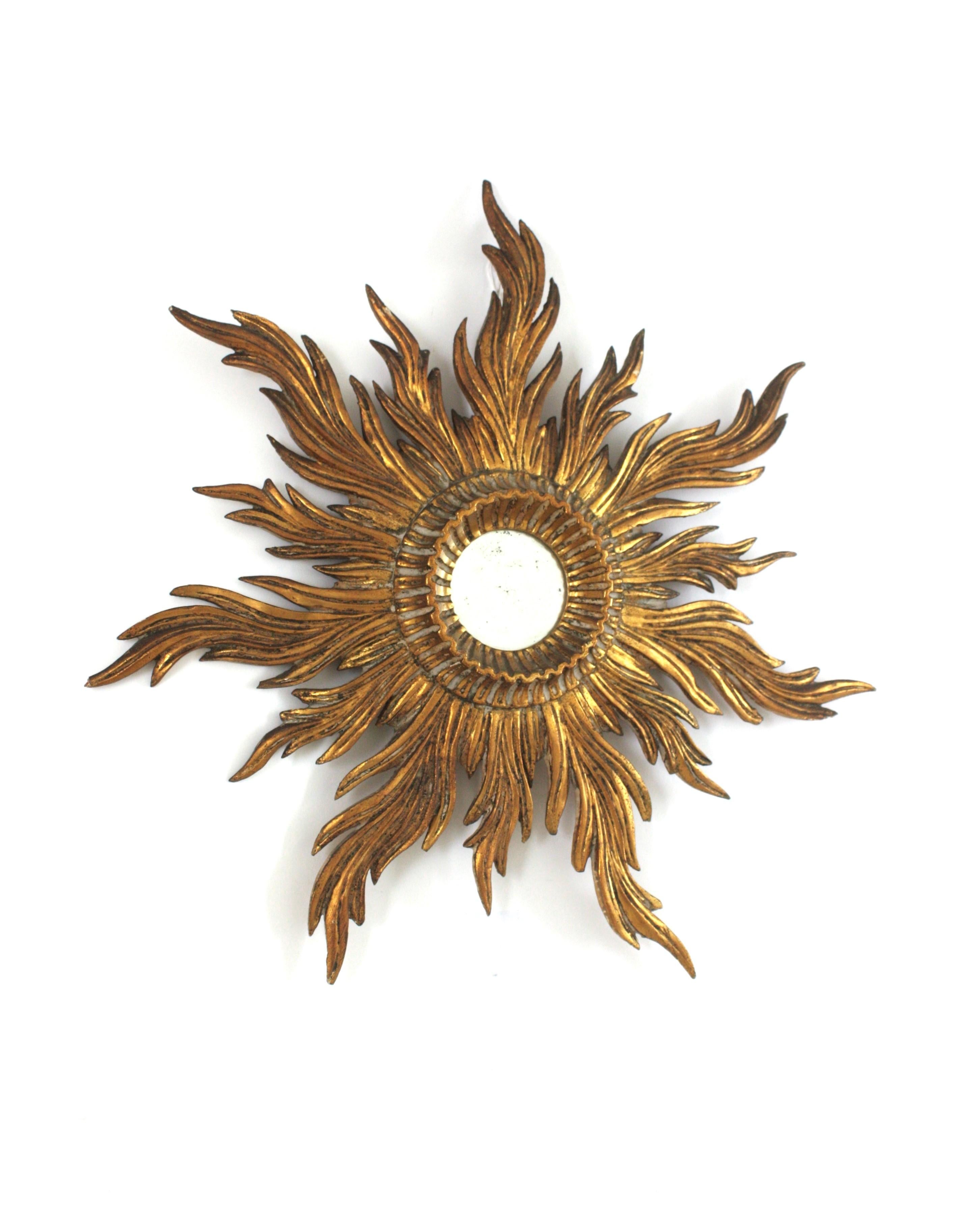 Specchio a raggiera in legno dorato a foglia d'oro spagnolo unico nel suo genere
__________________________________________________________
Specchio a raggiera dorato a foglia d'oro finemente intagliato, Spagna, anni 1930-1940.
Elegante specchio a