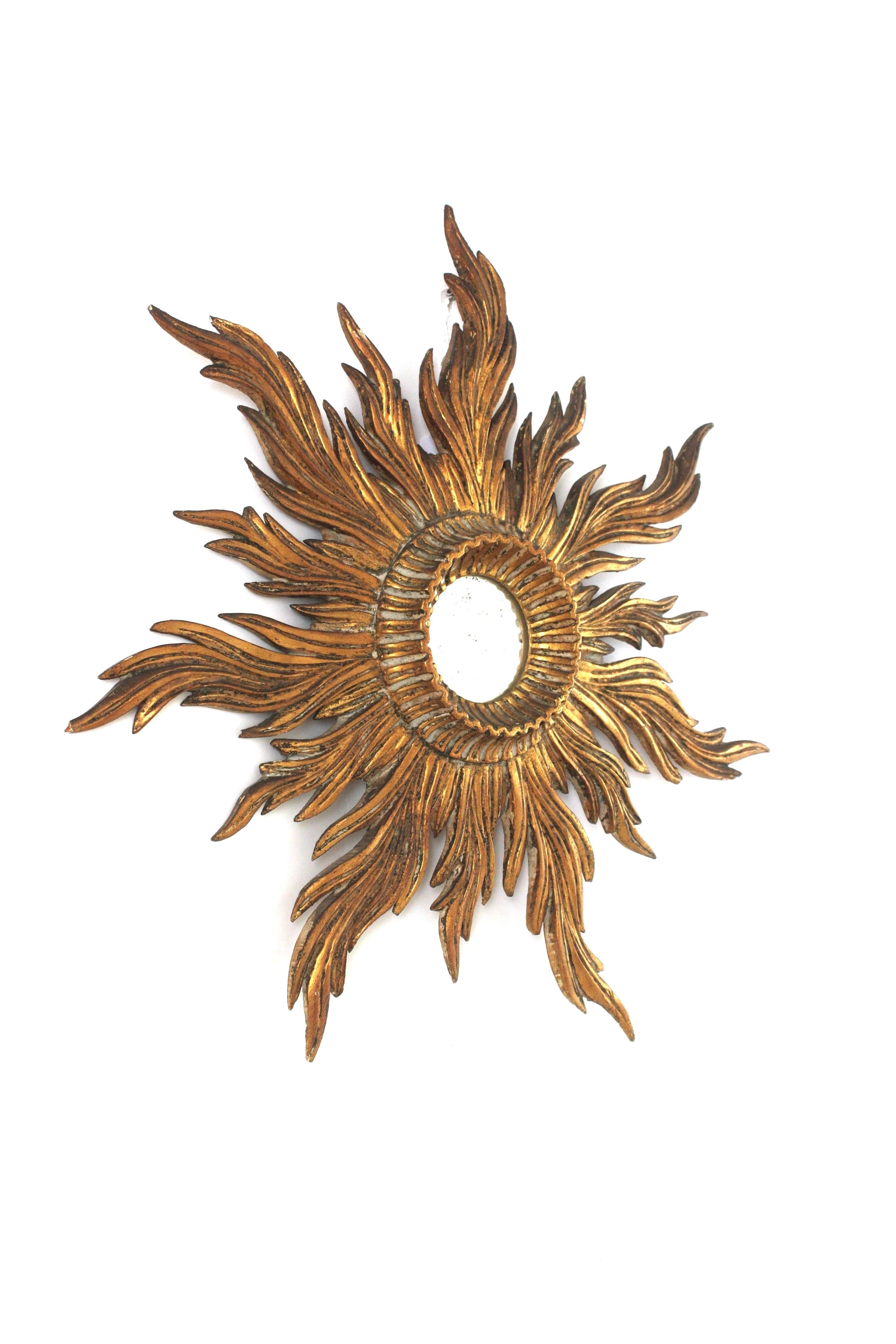 Fatto a mano Specchio a raggiera in legno dorato intagliato, Hollywood Regency, Spagna, anni '40 in vendita