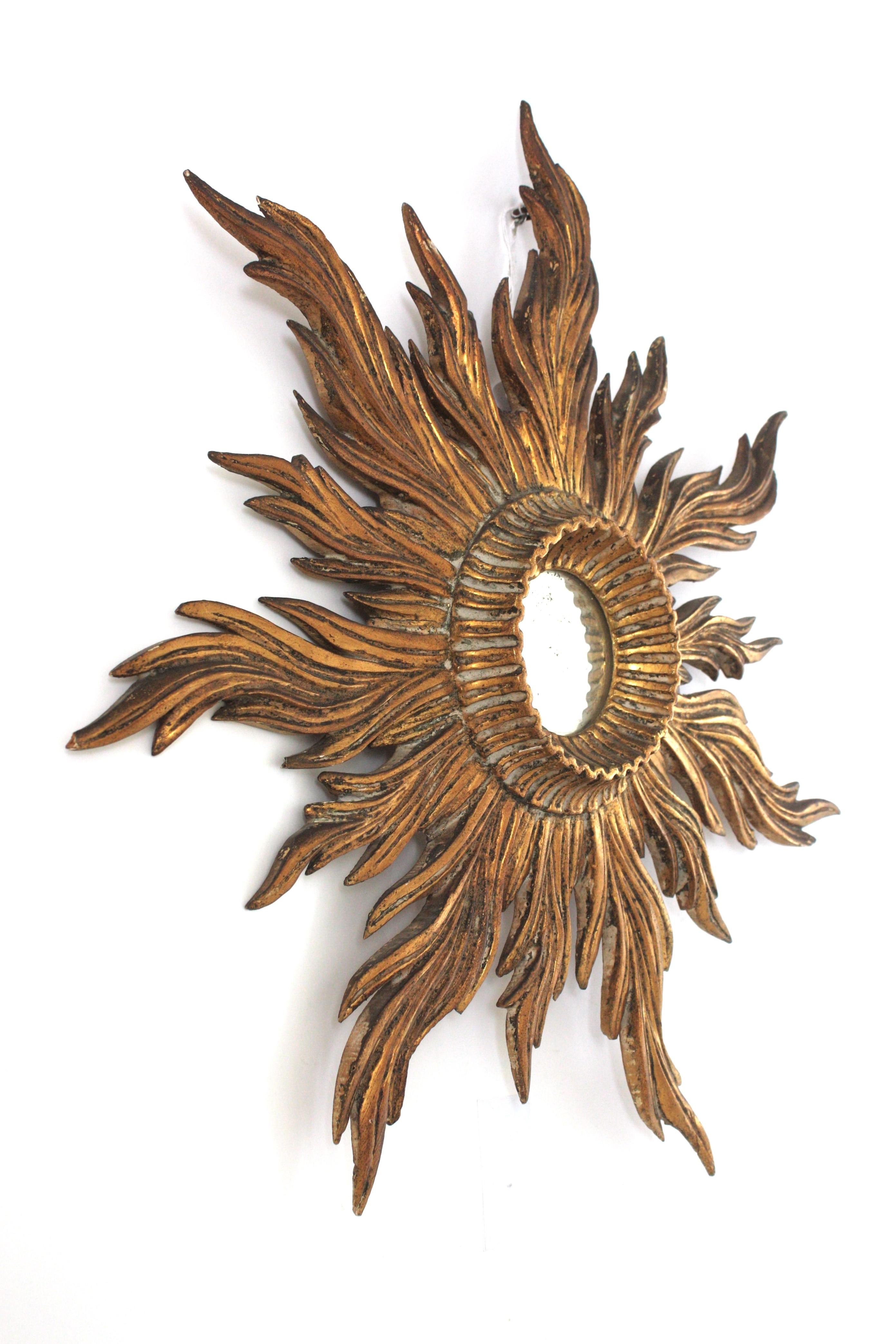 Specchio a raggiera in legno dorato intagliato, Hollywood Regency, Spagna, anni '40 In condizioni buone in vendita a Barcelona, ES