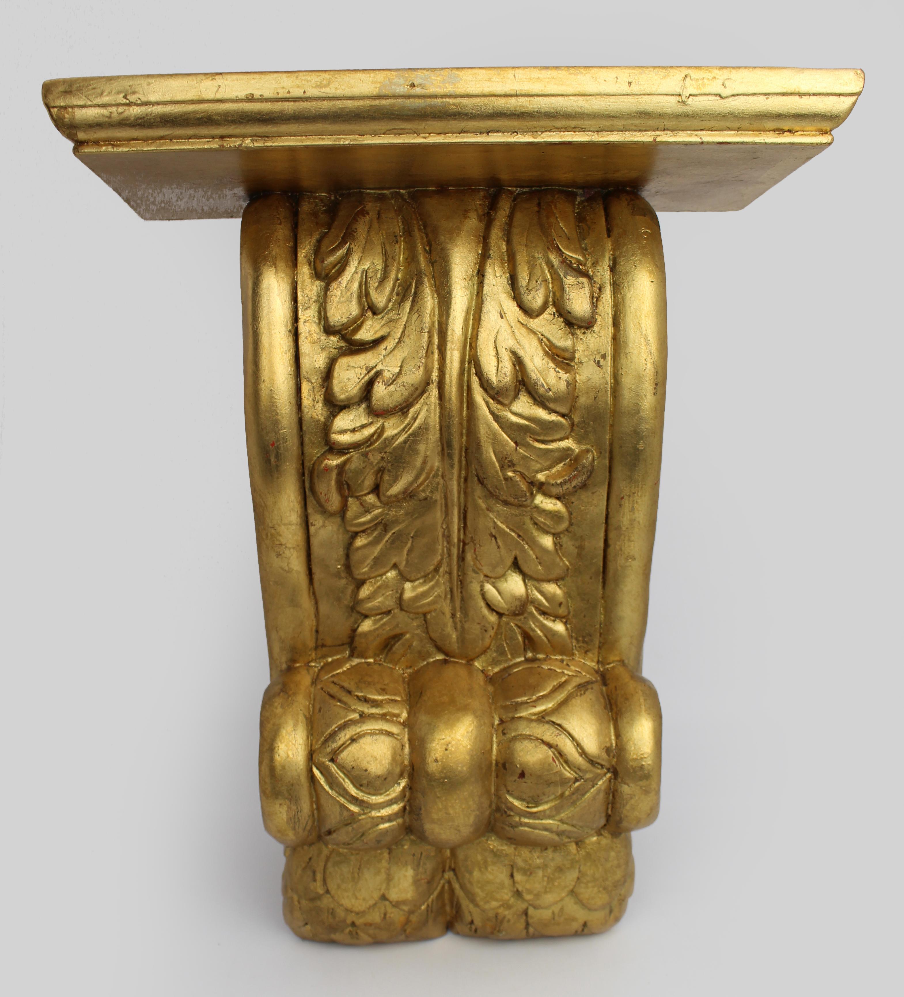 Geschnitzte Giltwood Wandhalterung Kragstein, Vintage 20th Century

Eine fein geschnitzte und reich verzierte Wandkonsole aus vergoldetem Holz, aus dem 20.

Die Konsole ist aus Holz gefertigt und im klassischen Stil mit Blattgold veredelt, mit