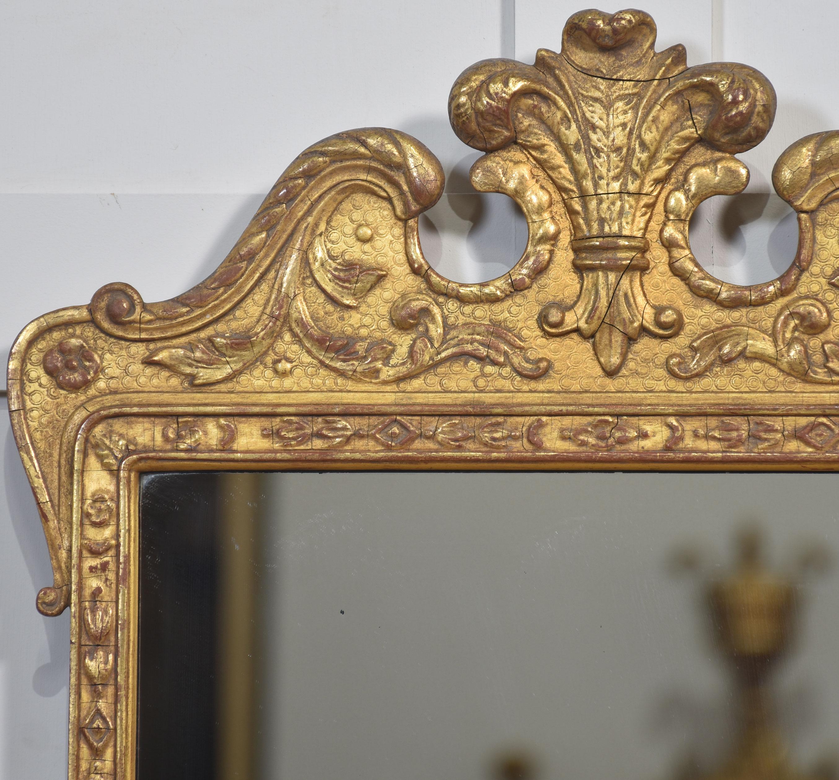 Geschnitzter Wandspiegel aus Vergoldungsholz (Britisch) im Angebot