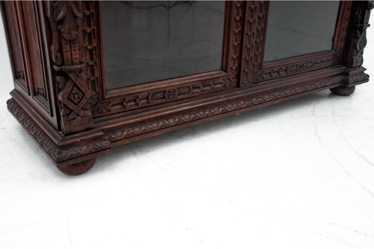 Carved glass-case, France, circa 1880.

Very good condition.

Wood: oak

Dimensions: Height 103 cm, width 150 cm, depth 51 cm.
