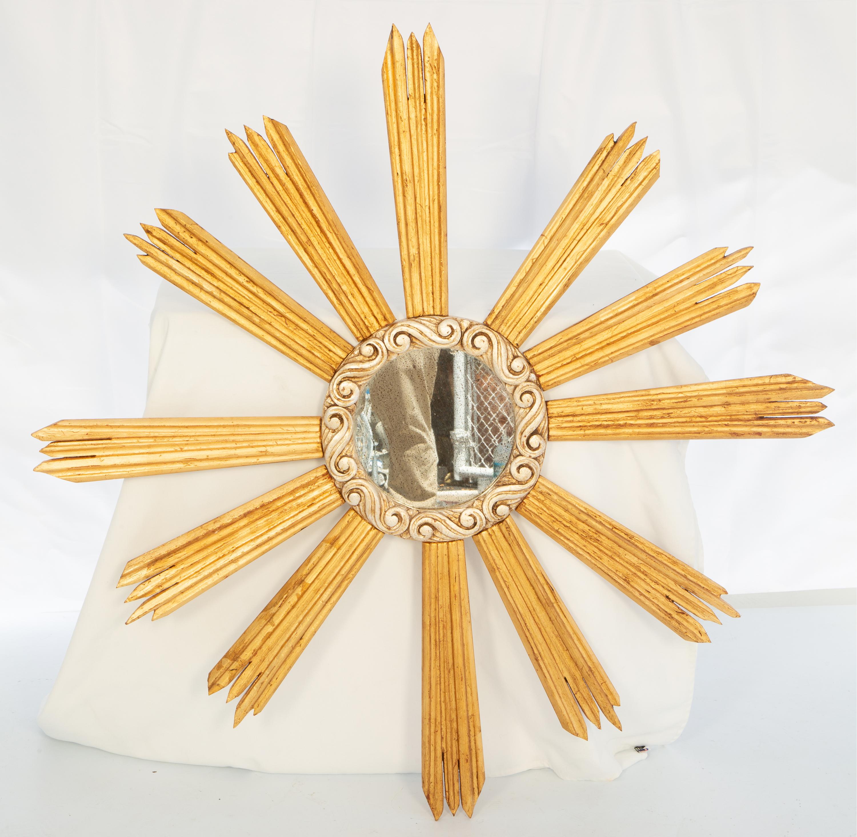 Espejo tallado dorado y plateado Sunburst Tallado en venta