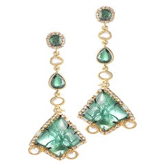 Geschnitzte Goldohrringe mit Lapislazuli, Tsavorit und Diamanten