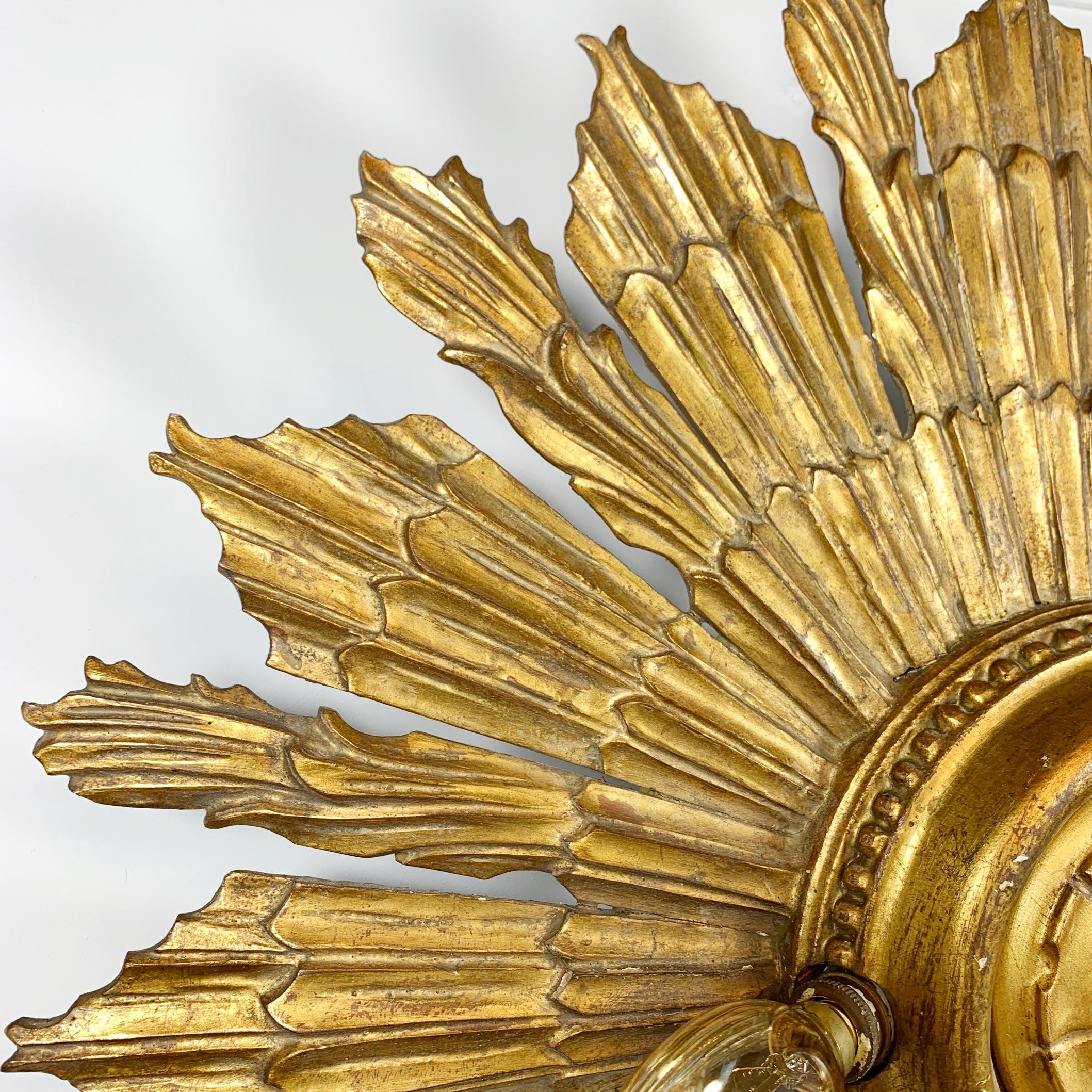 Luz de Sol de Iglesia de Madera Dorada Tallada, circa 1920 Tallado a mano en venta