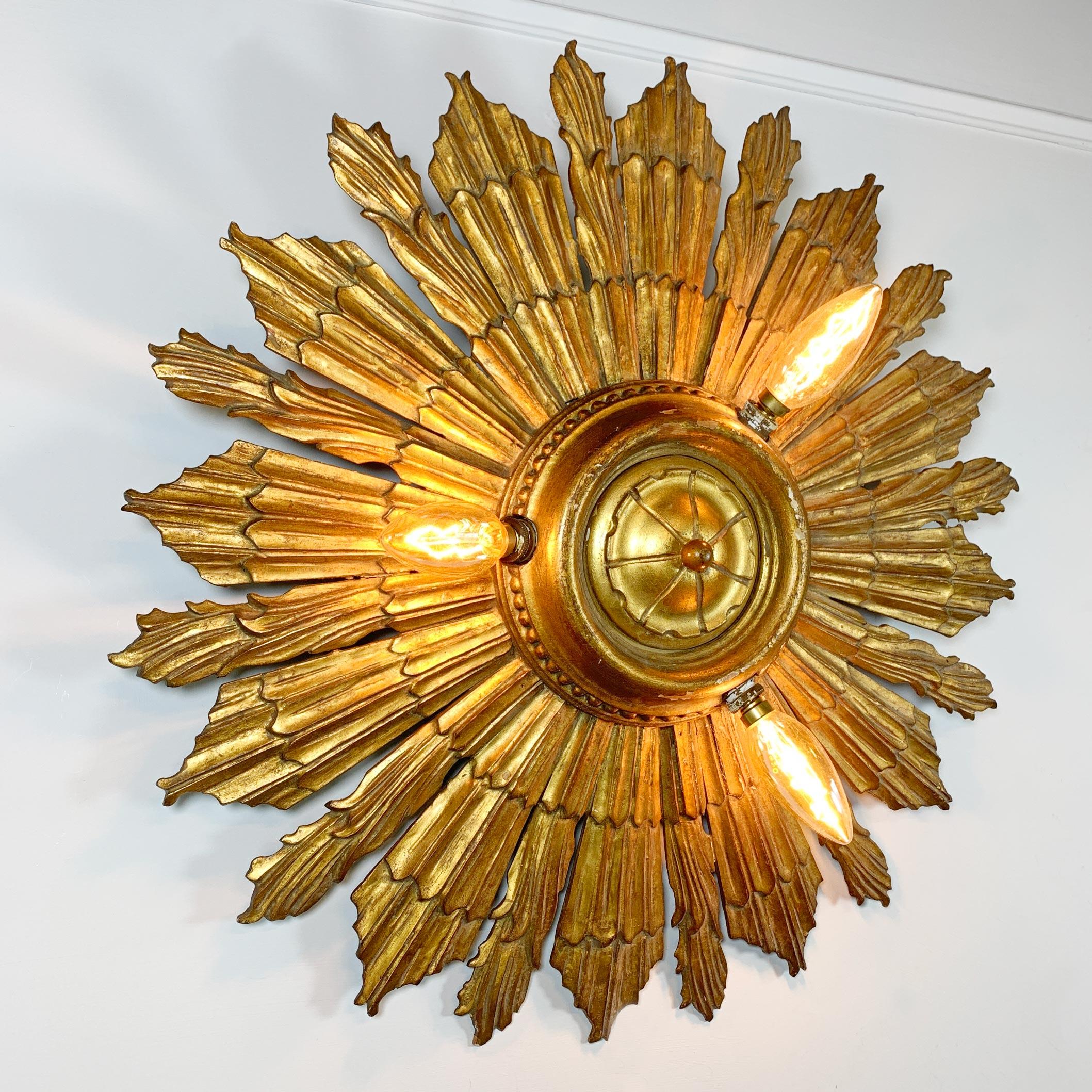 Luz de Sol de Iglesia de Madera Dorada Tallada, circa 1920 en Bueno estado para la venta en Hastings, GB