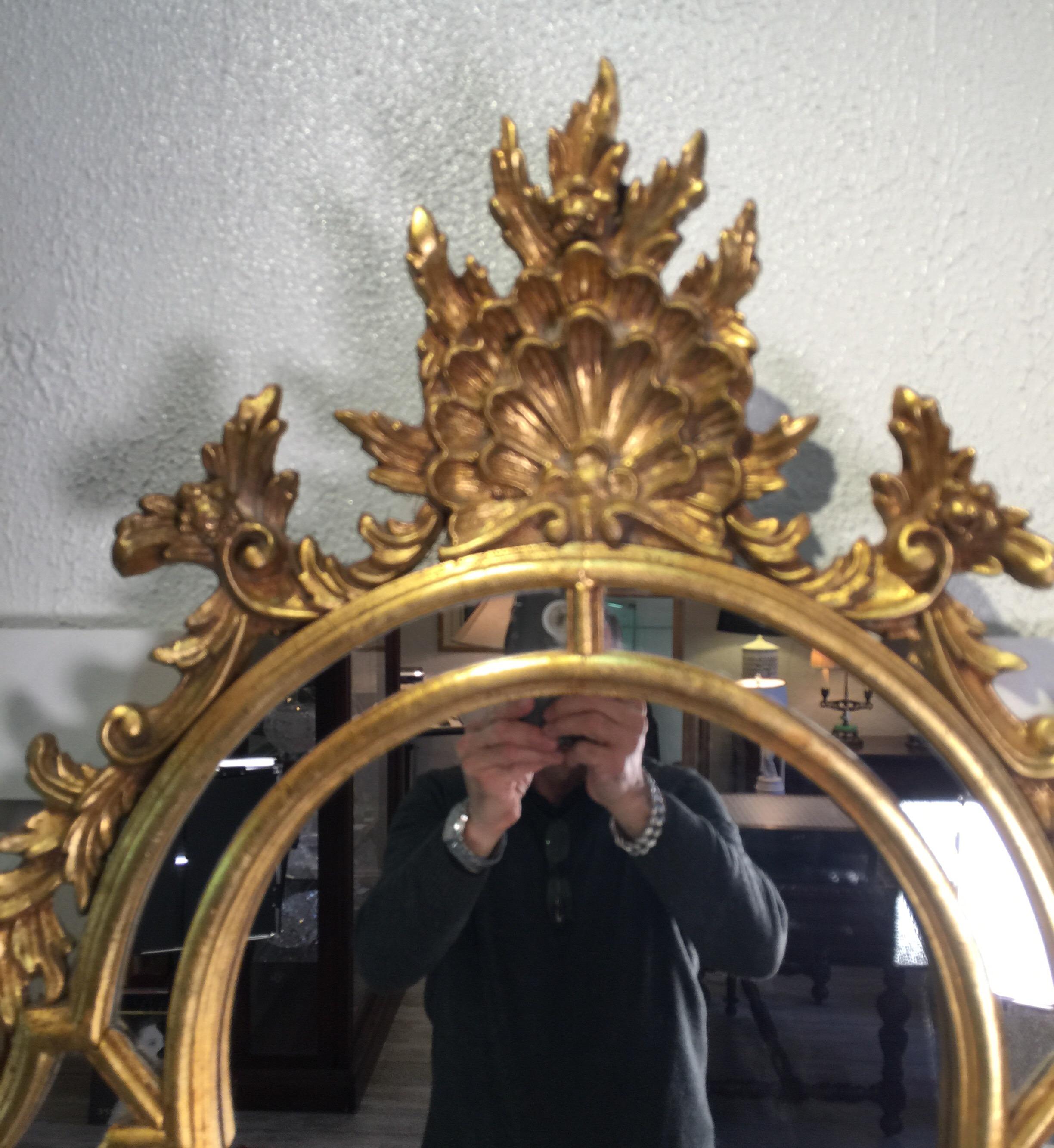 Gold giltwood Venetian mirror made in Italy by Le Barge, nicely carved and very good original condition
Dimensions: 32.5