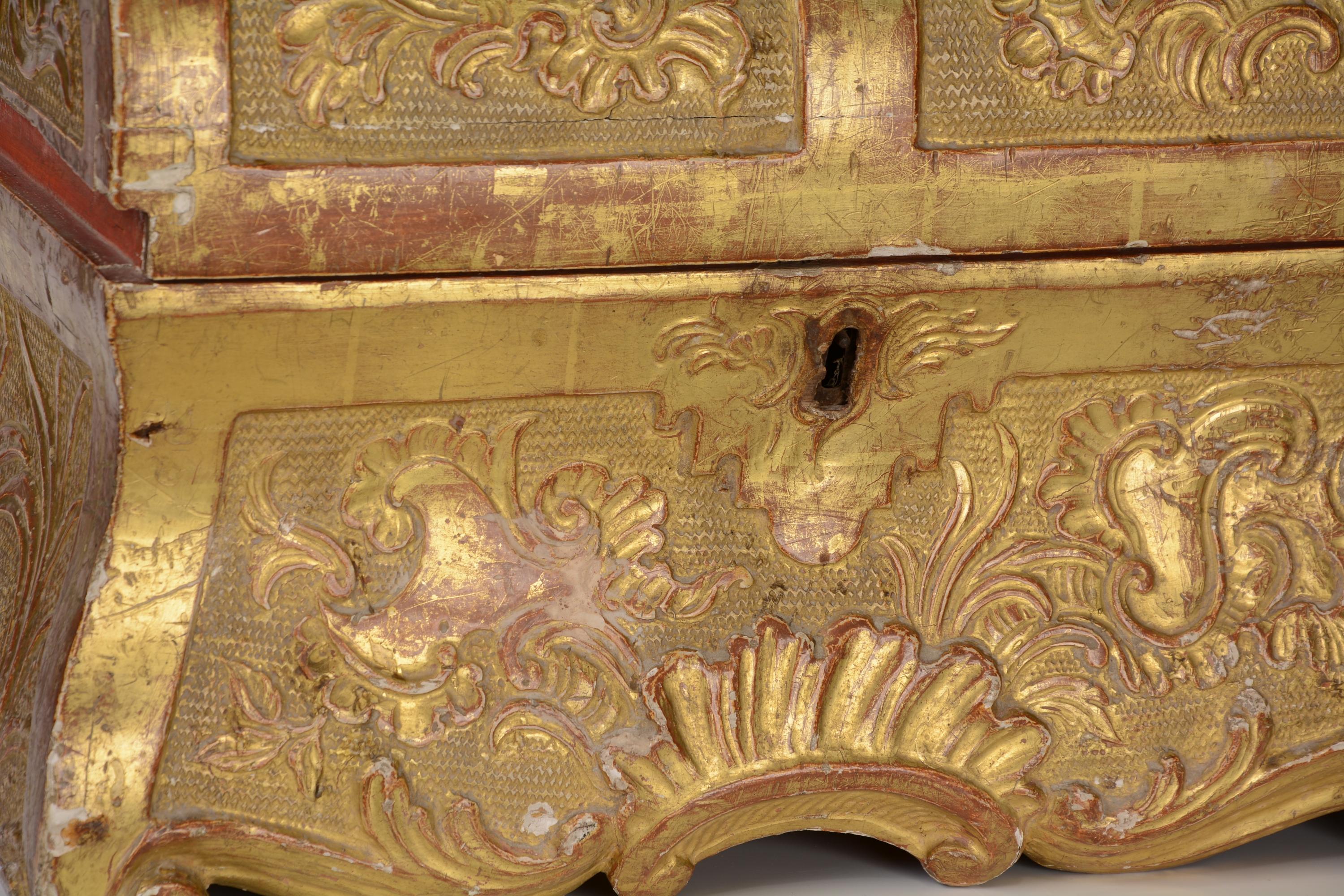 18th century chest. Carved and gilded wood.
18th century vault with a still Baroque structure, with a wavy profile, with bulges in elevation, but already decorated with Rococo details, organized even in an asymmetrical composition unthinkable in the