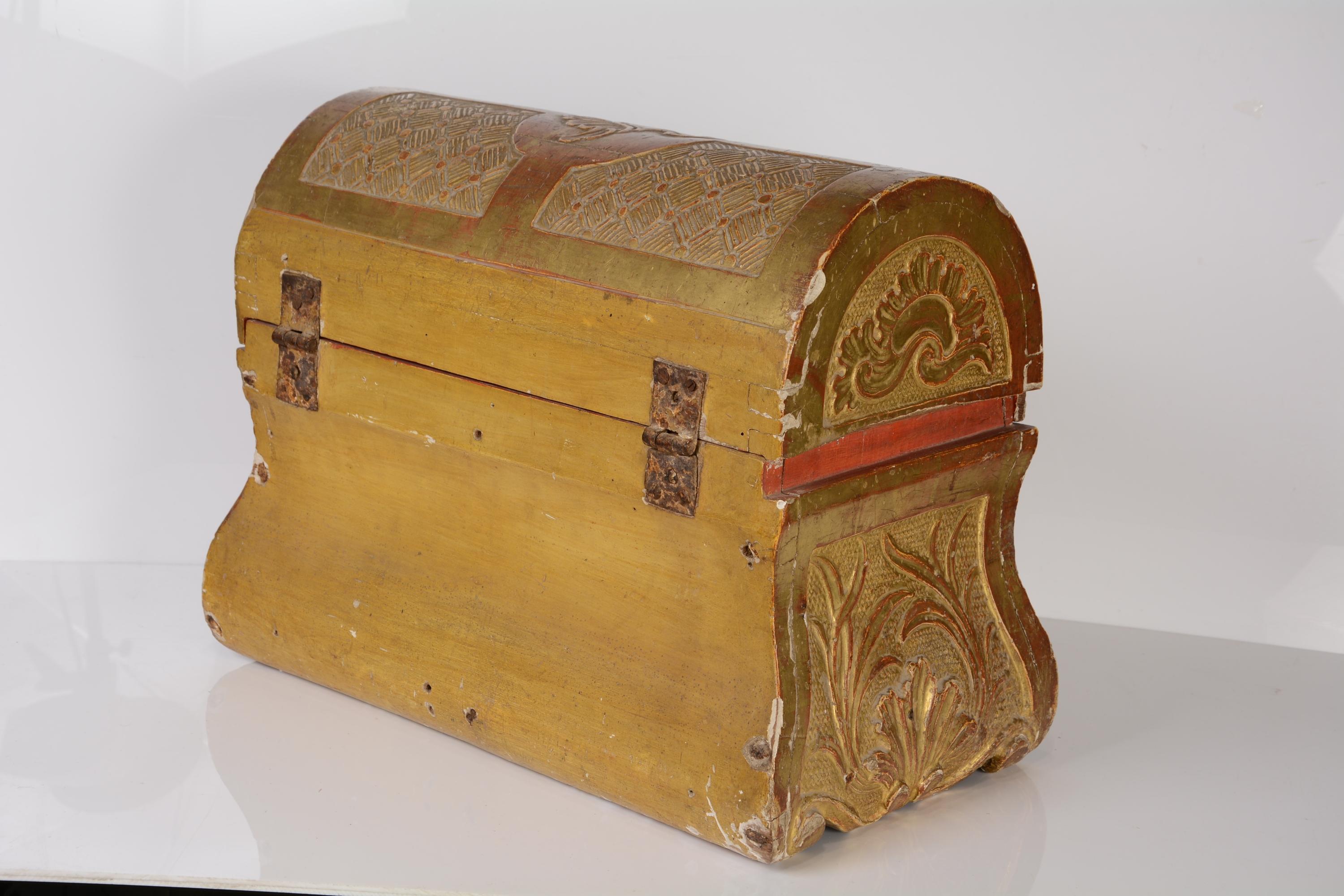 18th Century and Earlier Carved Golden Rococo Wood Chest, 18th Century For Sale