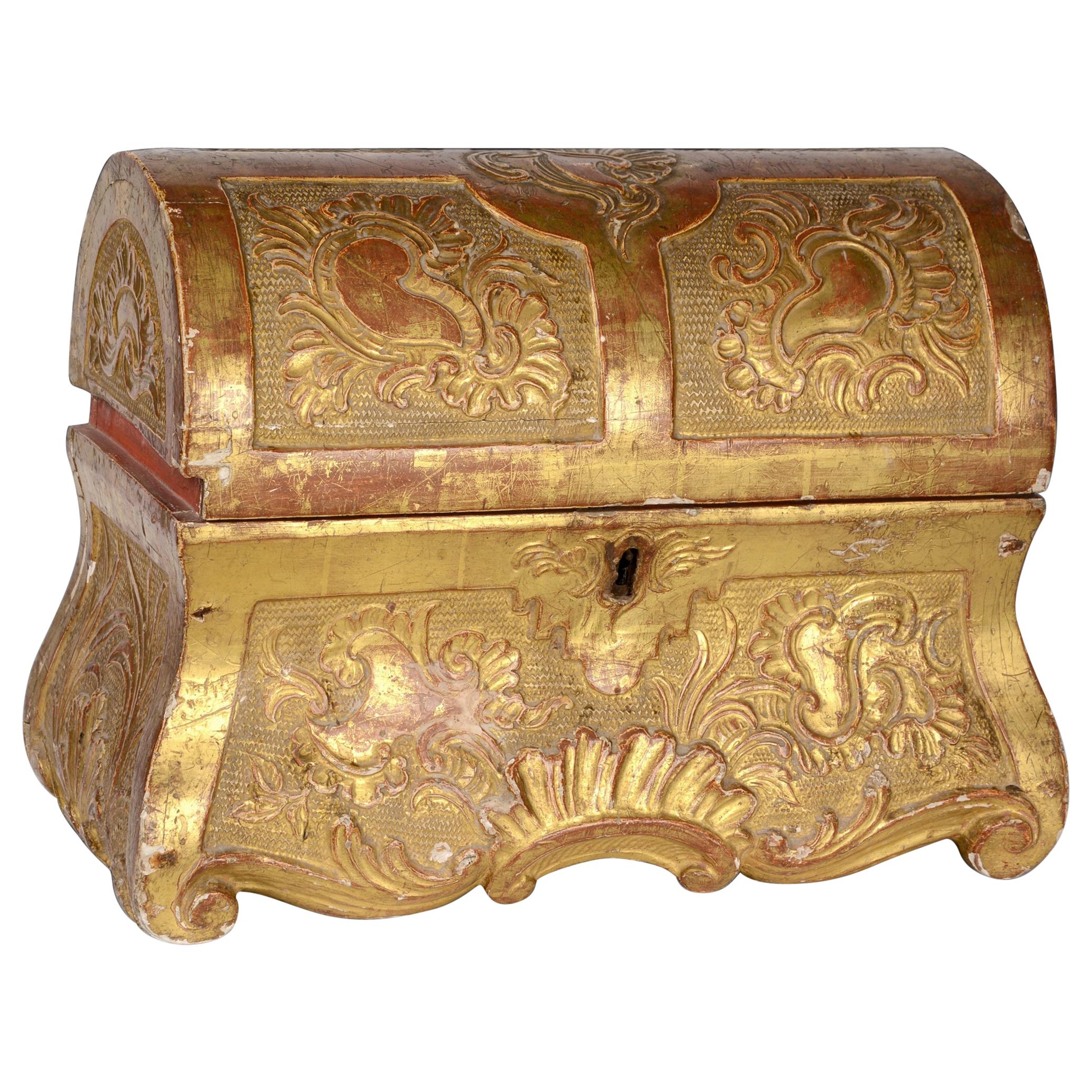 Geschnitzte goldene Rokoko-Holztruhe, 18. Jahrhundert