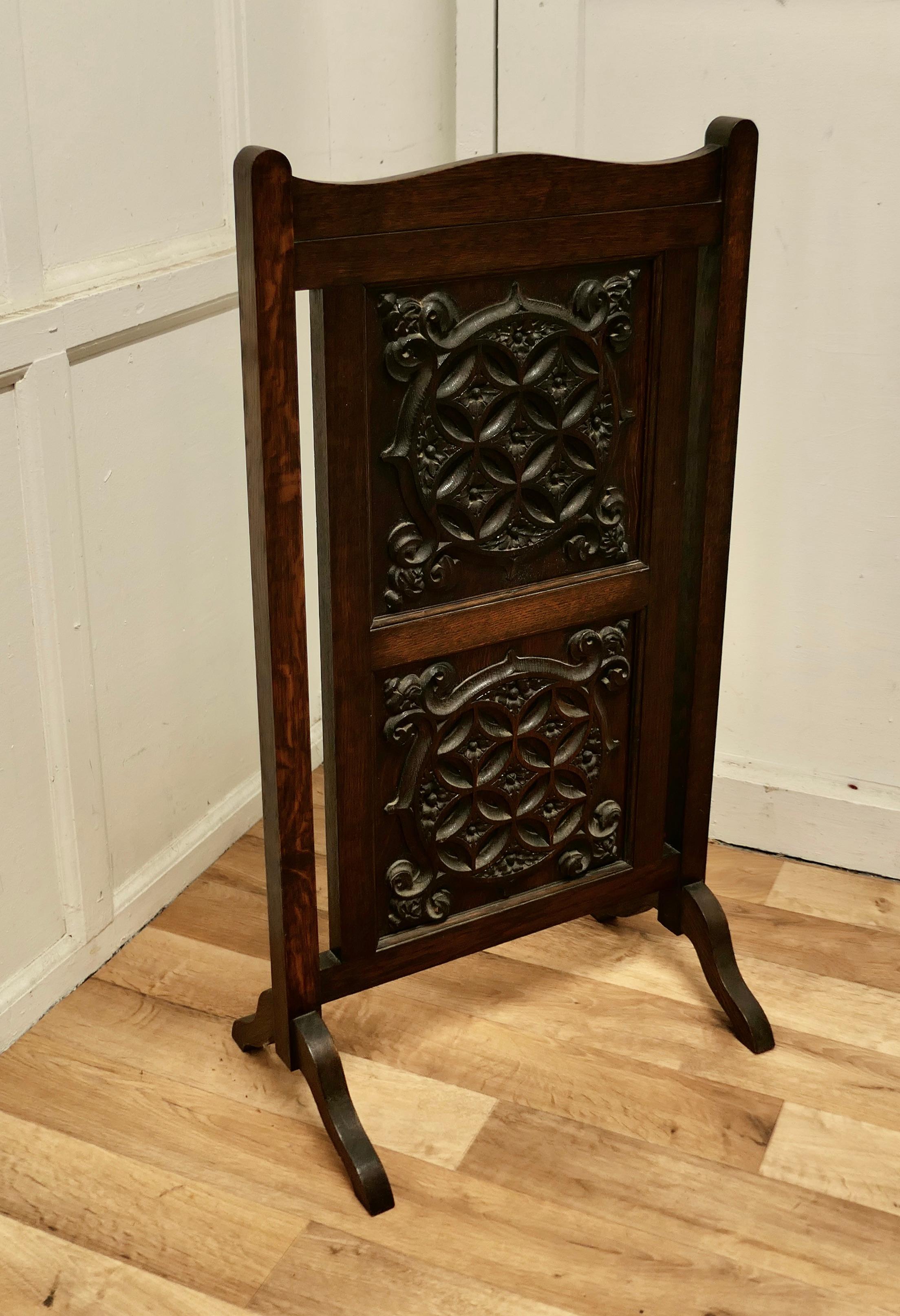 Carved Gothic Oak Panelled Fire Screen In Good Condition For Sale In Chillerton, Isle of Wight