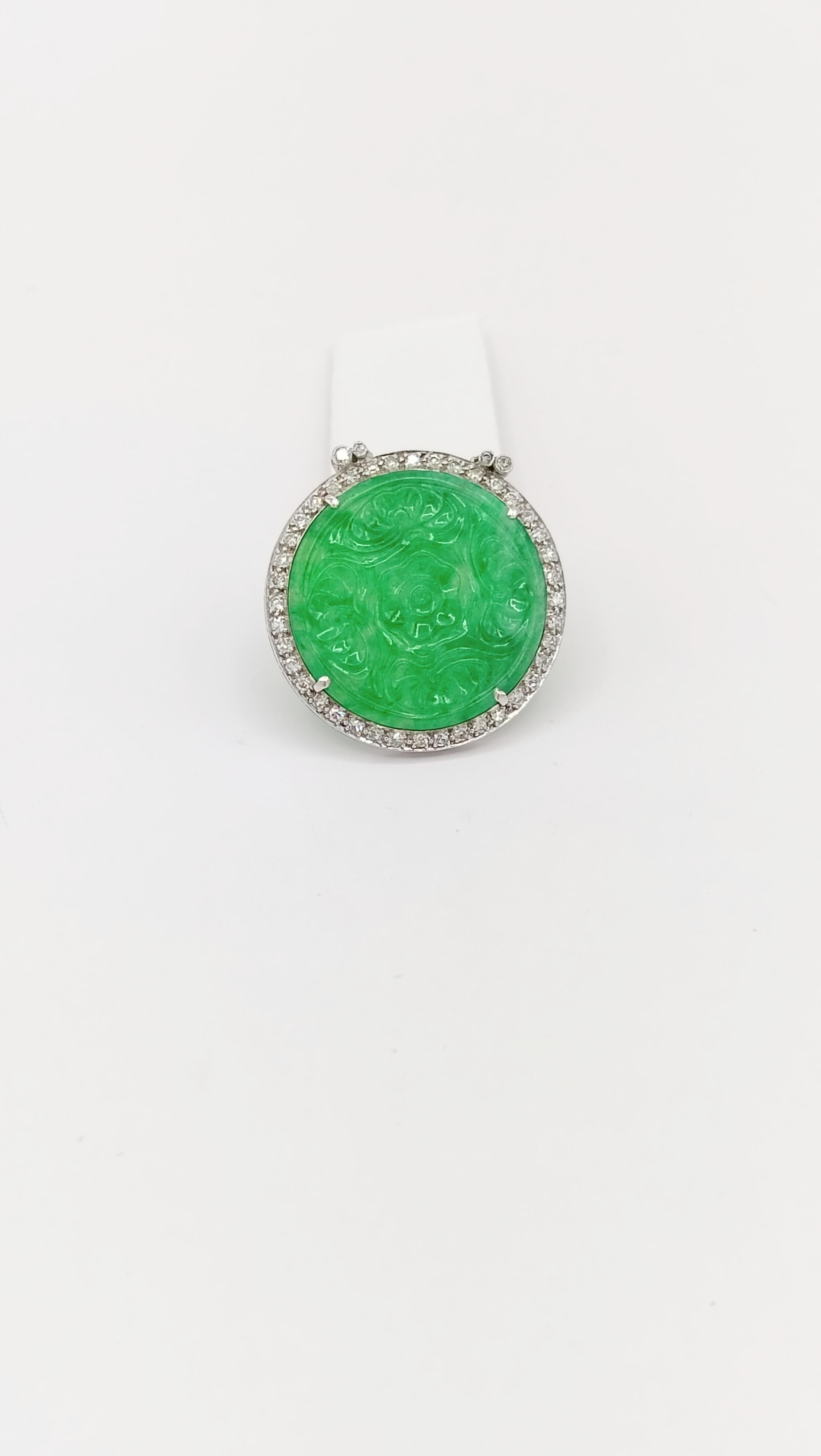 Carved Green Jade and White Diamond Pin in Platinum In New Condition For Sale In Los Angeles, CA