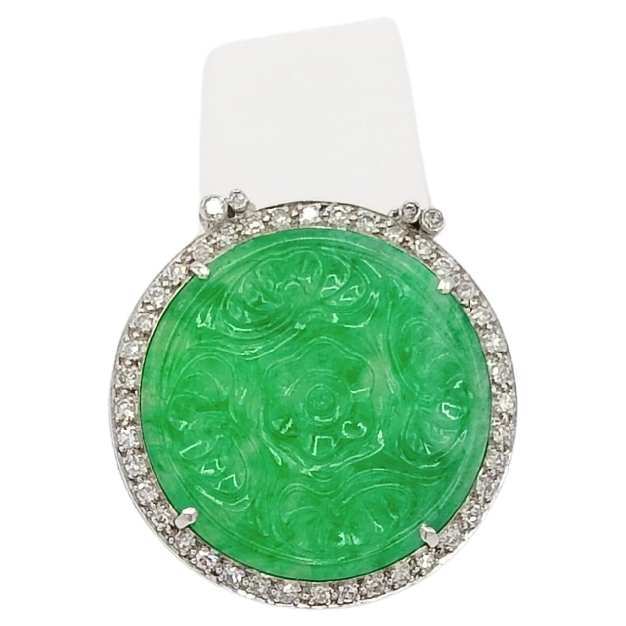 Brosche aus grüner Jade und weißem Diamant in Platin im Angebot