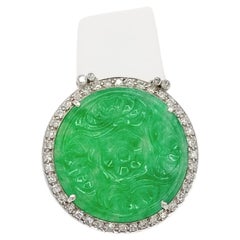Épingle sculptée en platine, jade vert et diamant blanc
