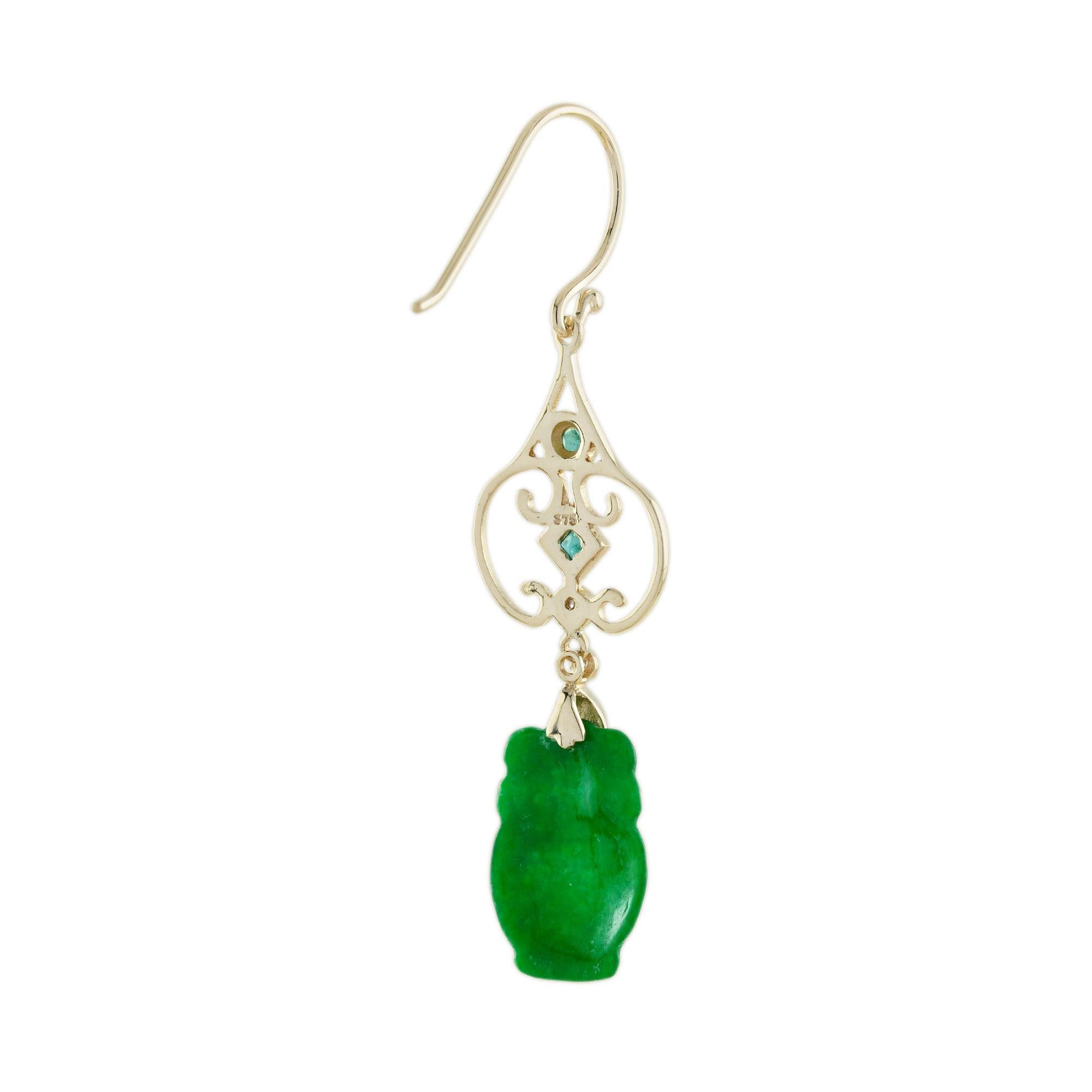 Goldohrringe mit geschnitzter grüner Jade und Smaragddiamanten im Vintage-Stil (Art déco) im Angebot
