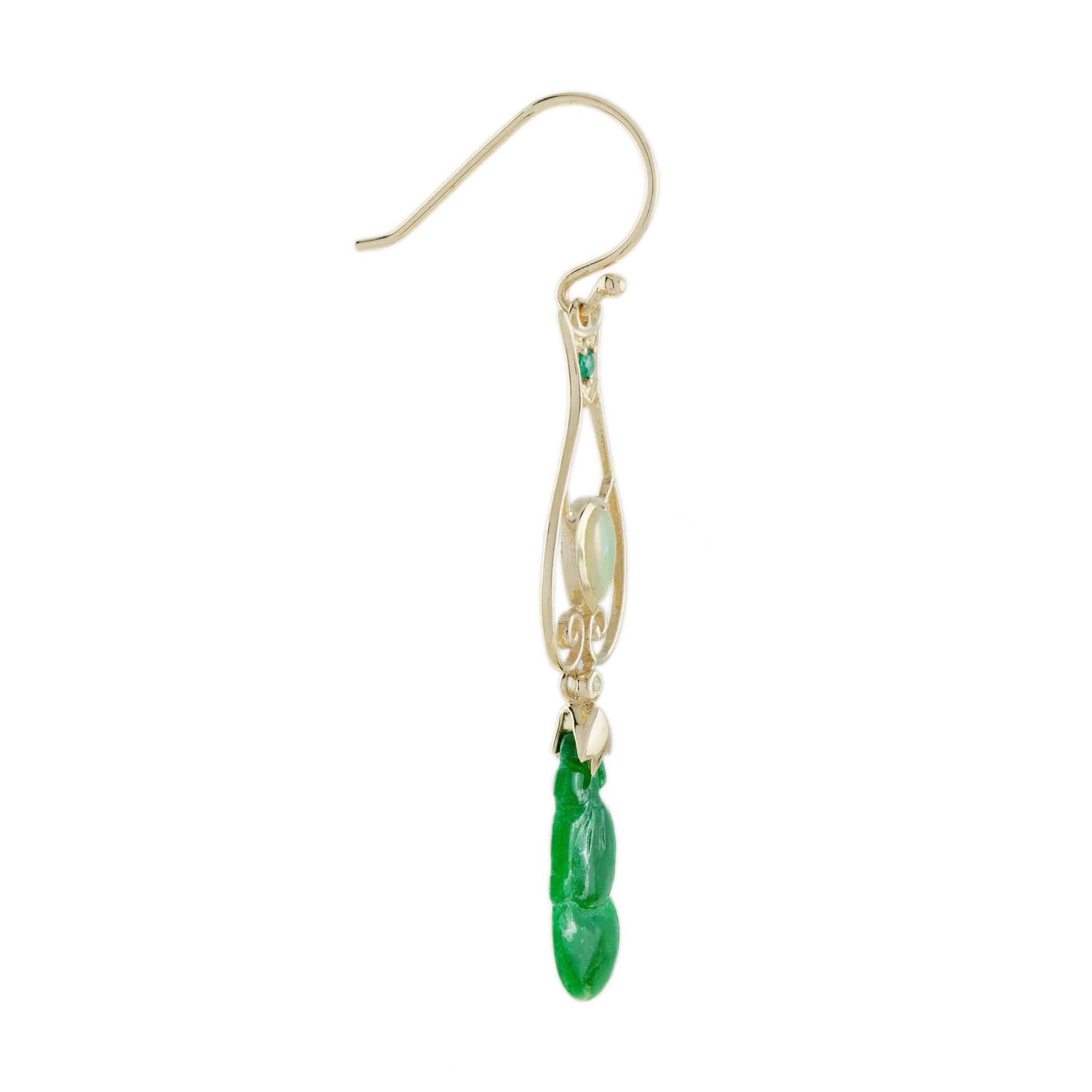 Jade, ein wunderschöner Edelstein, der Gleichgewicht und Weisheit symbolisiert, wird seit jeher geschätzt. Diese vom Vintage-Stil inspirierten Ohrringe bestehen aus Jade, in die ein Fruchtmotiv eingearbeitet ist. Der obere Teil der Ohrringe ist mit