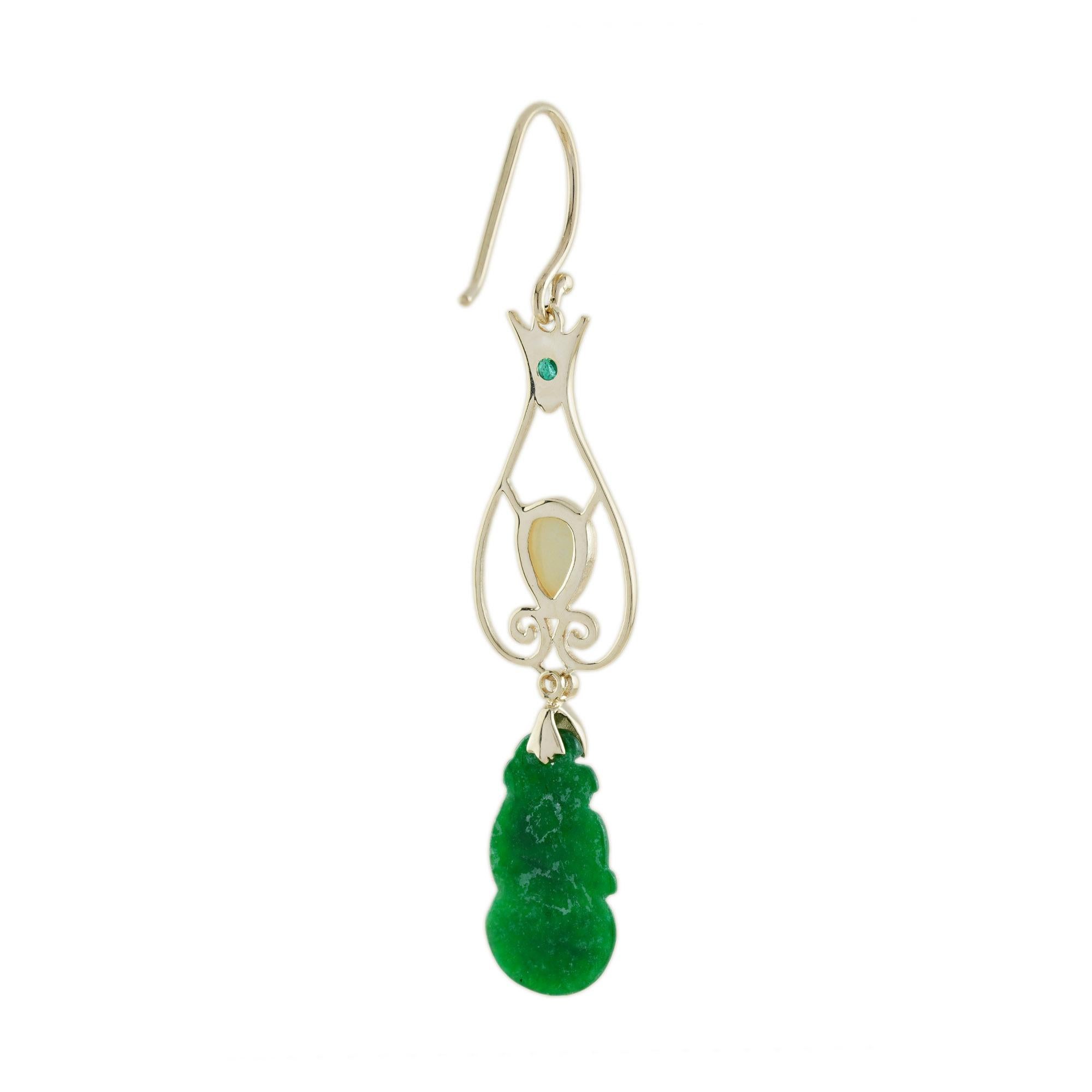 Geschnitzte grüne Jade & Opal Smaragd und Diamant Vintage Style Tropfen Gold Ohrringe (Rundschliff) im Angebot