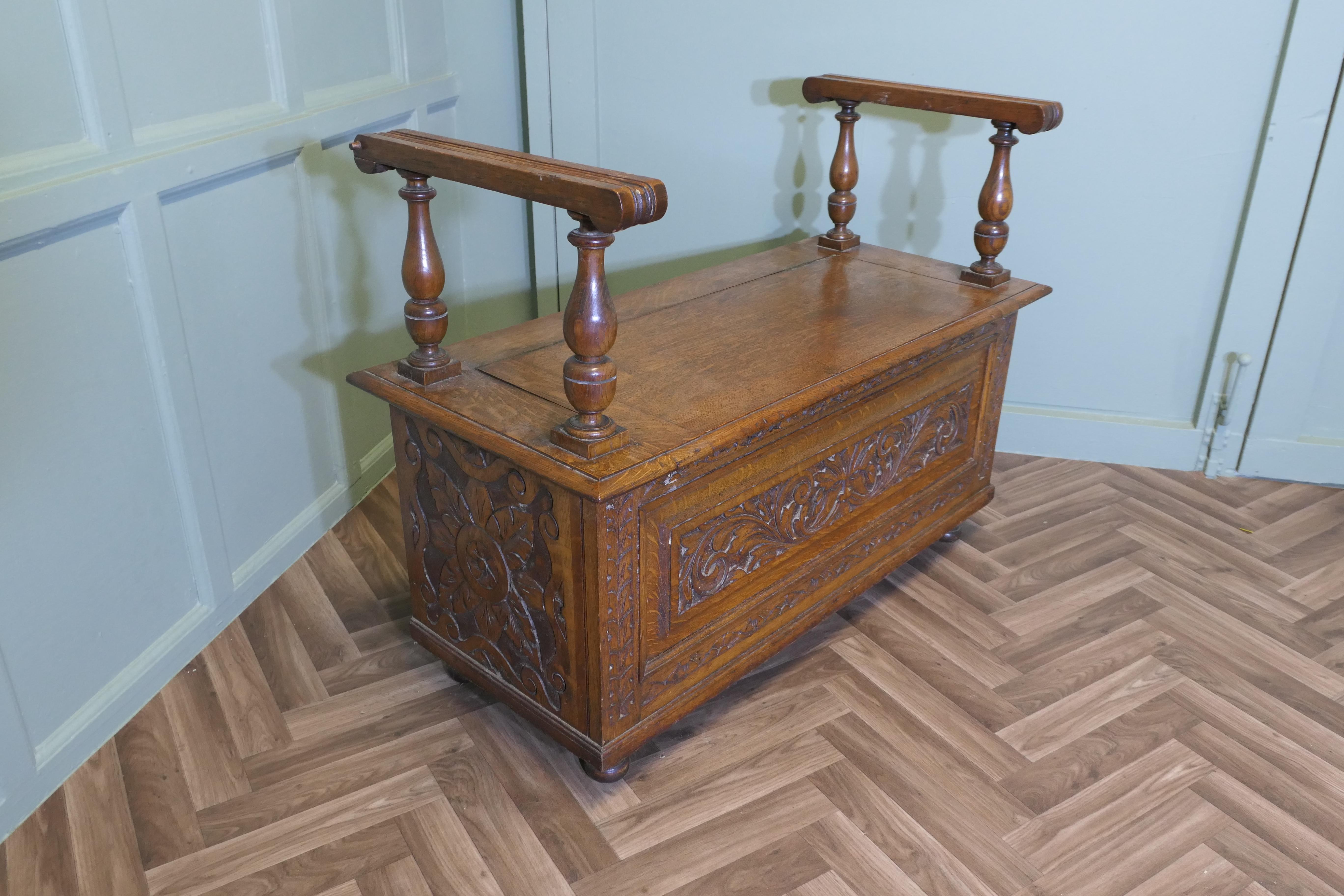 Carved Green Man Golden Oak Coffer, Hall Seat In Good Condition For Sale In Godshill, Isle of Wight