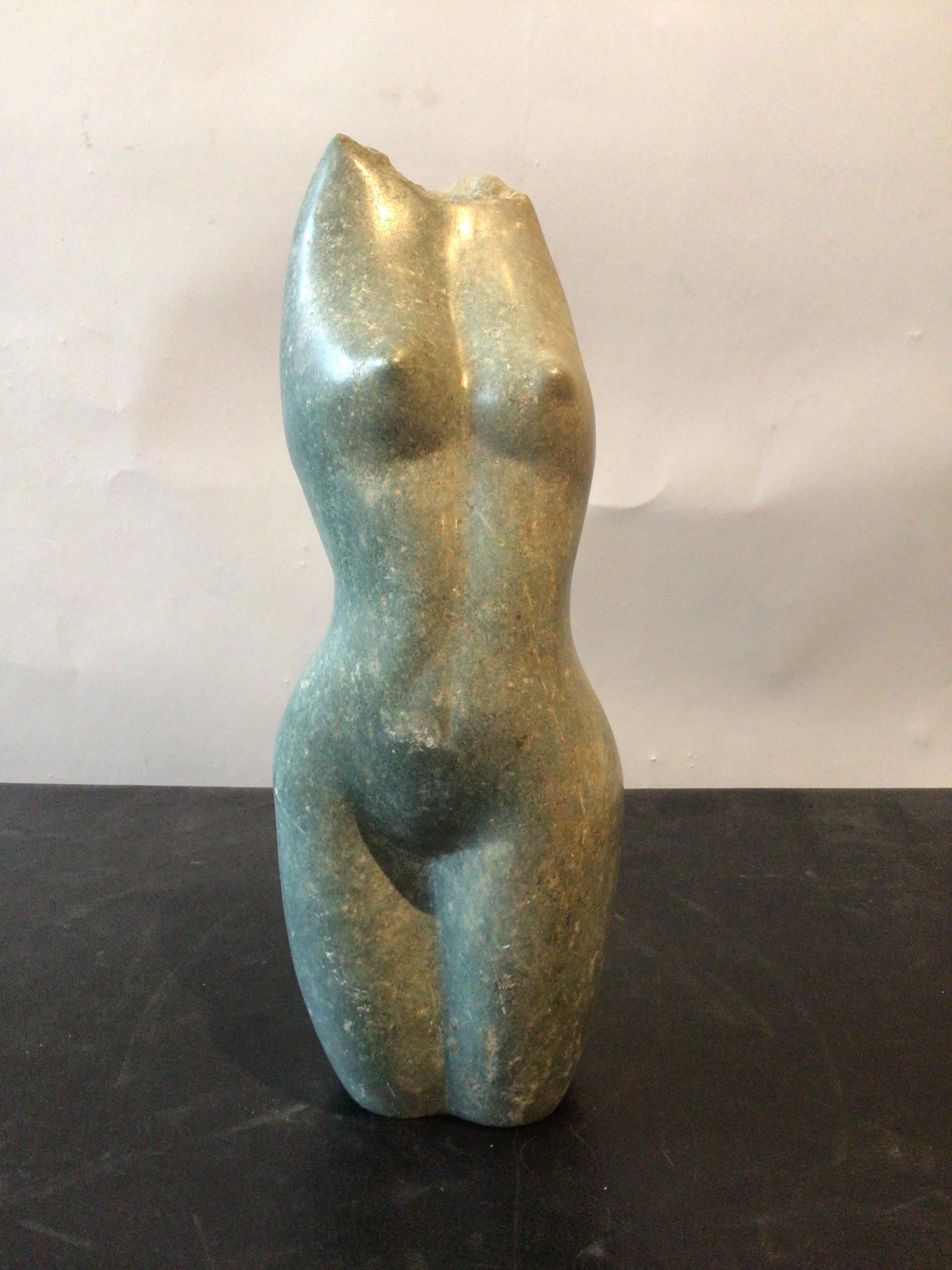 figure en marbre sculptée des années 1990 représentant une femme nue. Signé.