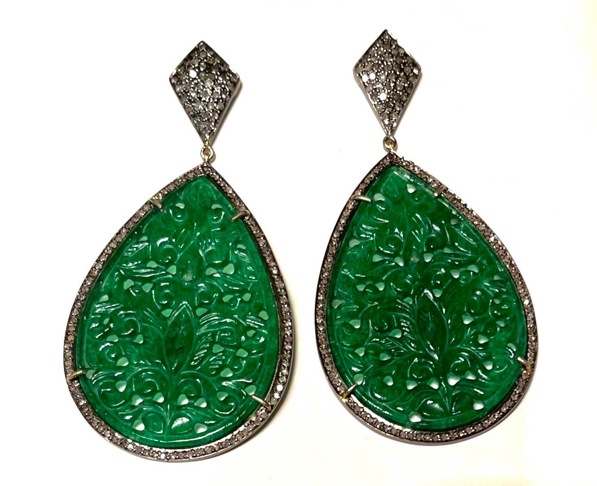 Taille poire Boucles d'oreilles en onyx vert sculpté et diamants pavés en vente