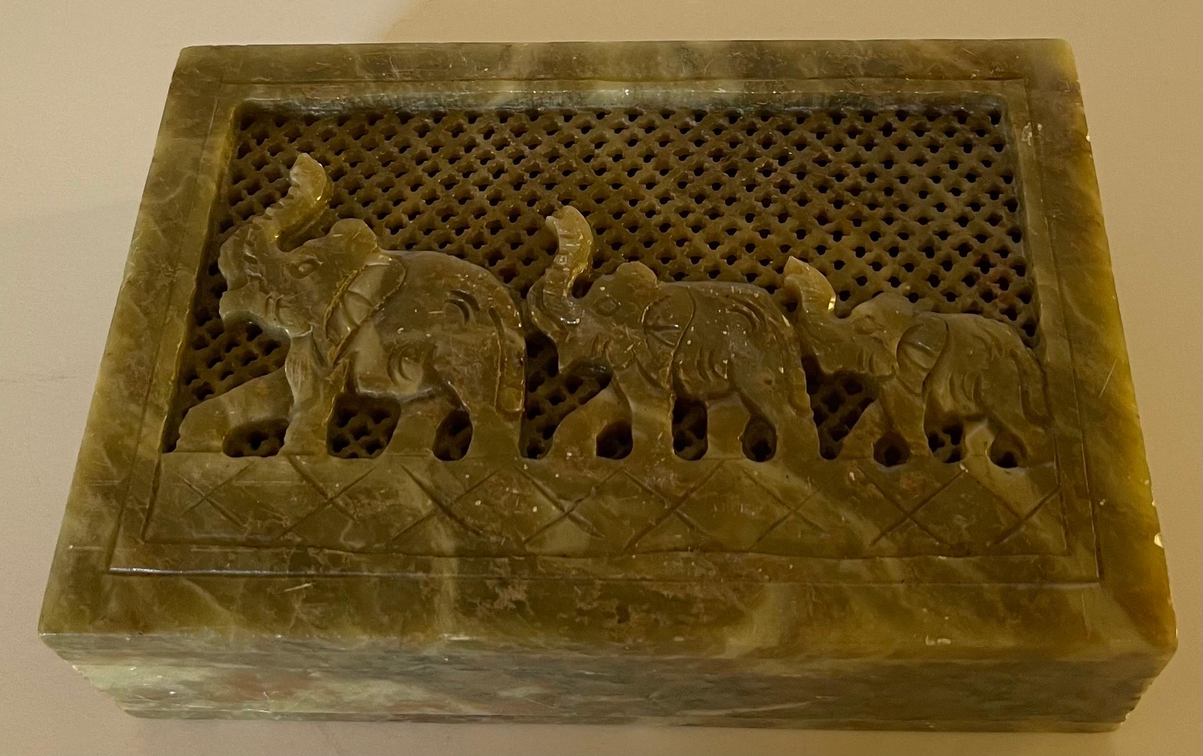 Boîte décorative en stéatite verte sculptée des années 1980. Motif d'éléphant sculpté sur le couvercle de la boîte. Pas de marque de fabricant ni de signature. 