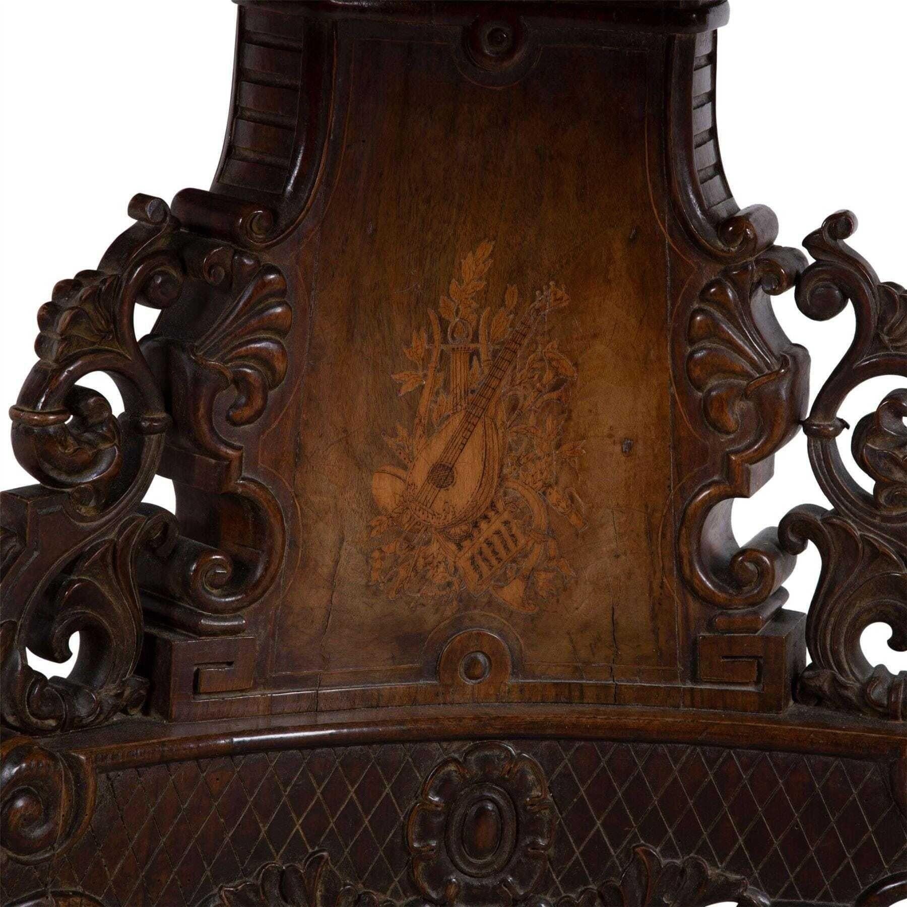 Bois Gueridon italien sculpté du XIXe siècle par Gabriele Capello en vente