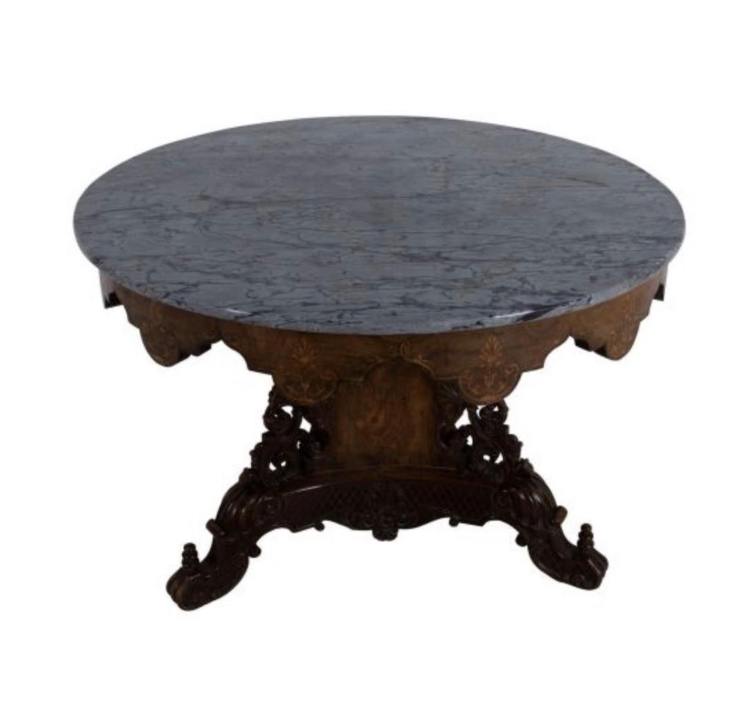 Precioso gueridón del aclamado fabricante de muebles italiano Gabriele Capello. 

Esta significativa pieza presenta una impresionante base tallada y un friso profundamente tallado. La llamativa talla está acentuada con delicadas y detalladas