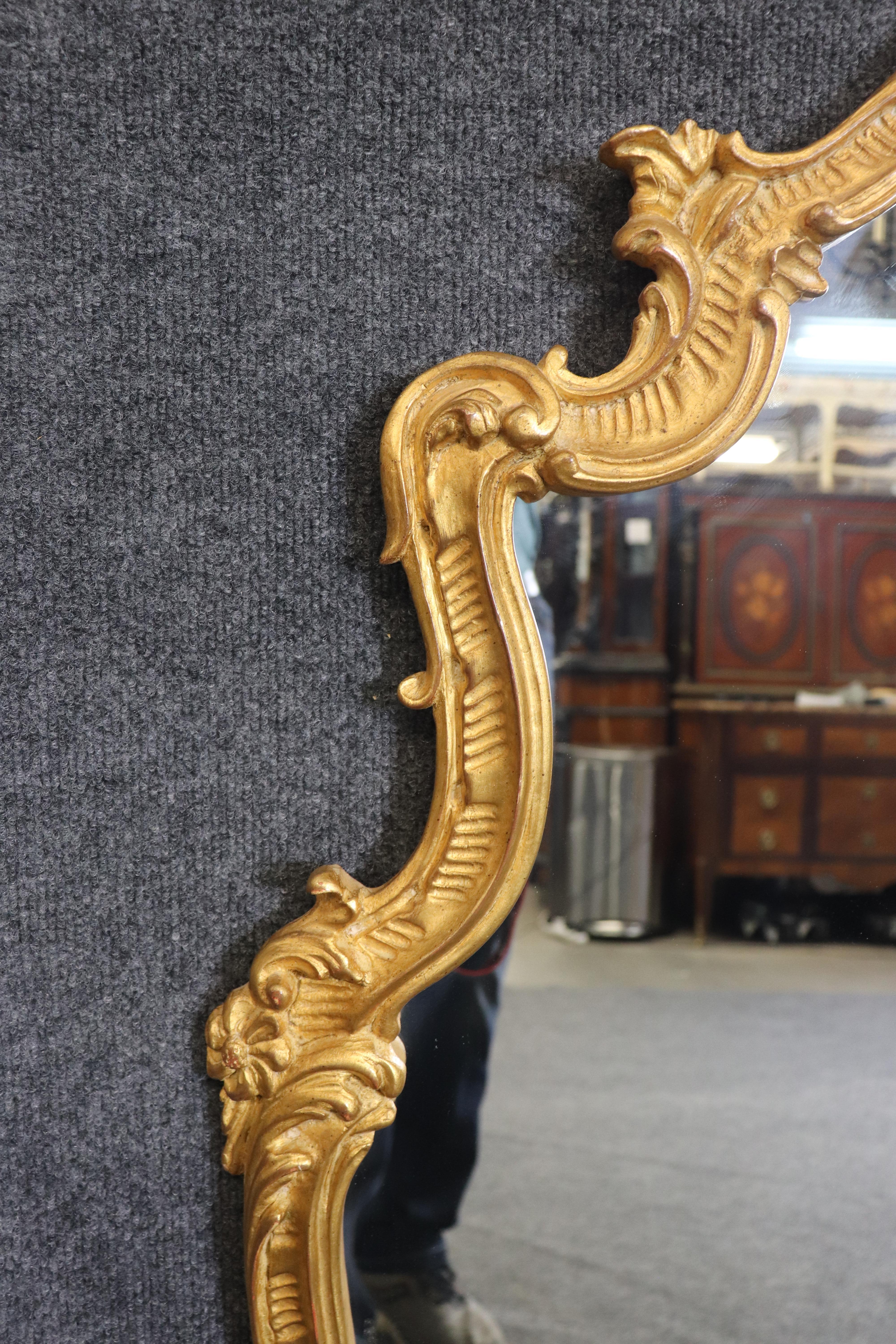 Espejo de Pared Estilo Veneciano Italiano Tallado Guild Giltwood en Bueno estado para la venta en Swedesboro, NJ