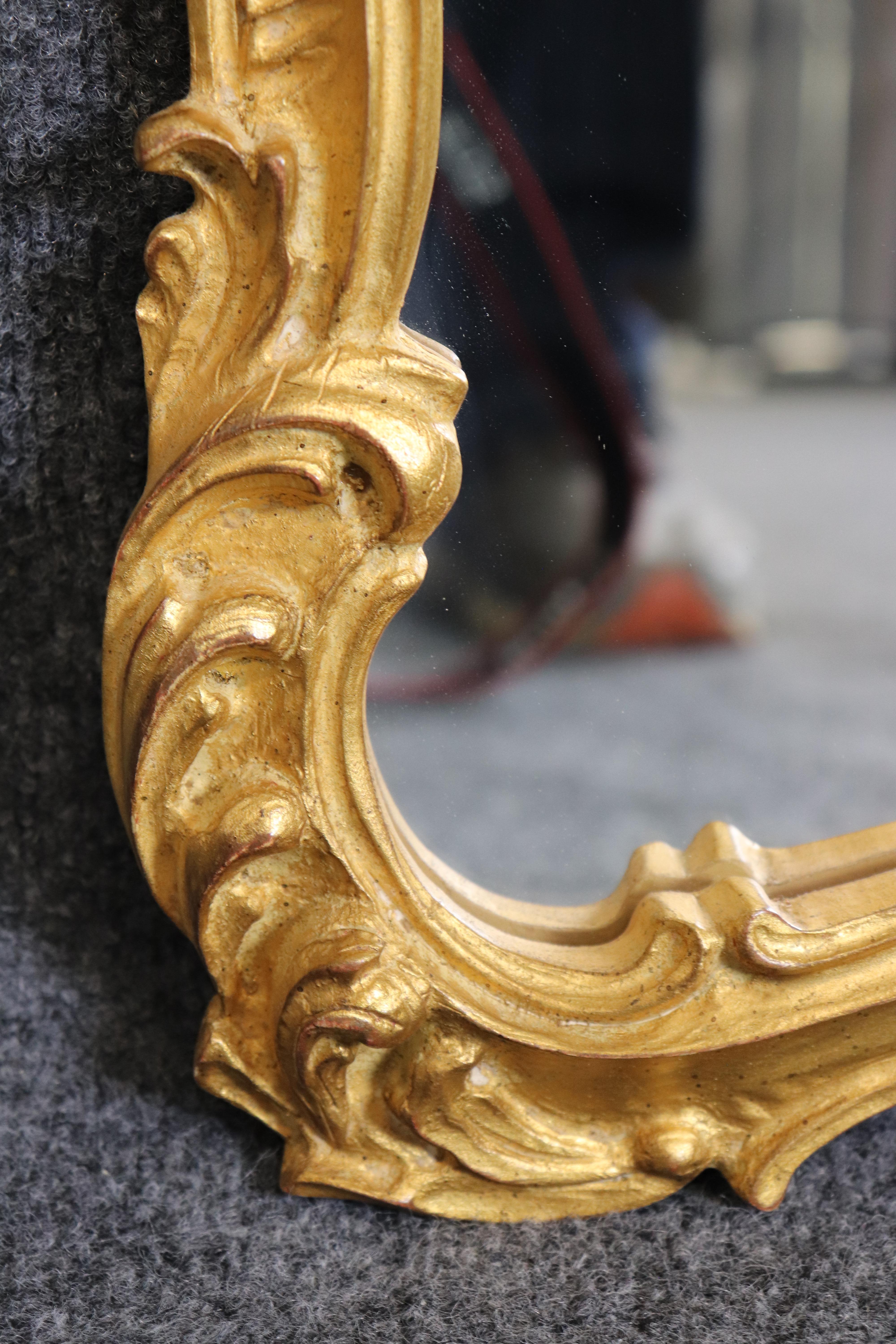 Espejo de Pared Estilo Veneciano Italiano Tallado Guild Giltwood en venta 1
